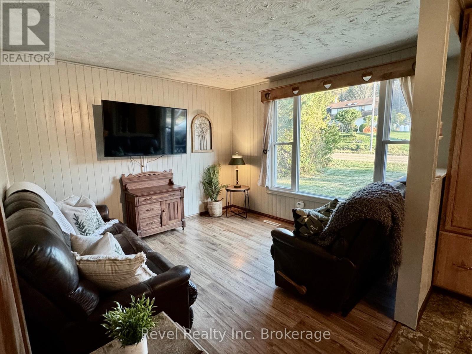 2816 Chiswick Line, Chisholm, ON - Indoor Photo Showing Living Room