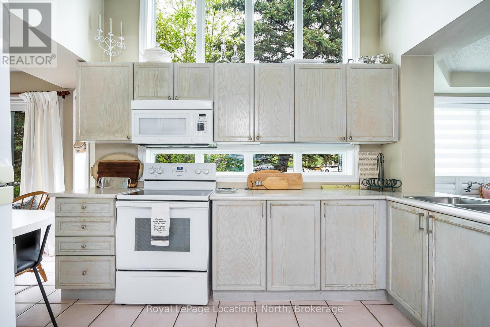 166 Fairway Crescent, Collingwood, ON - Indoor Photo Showing Kitchen With Double Sink