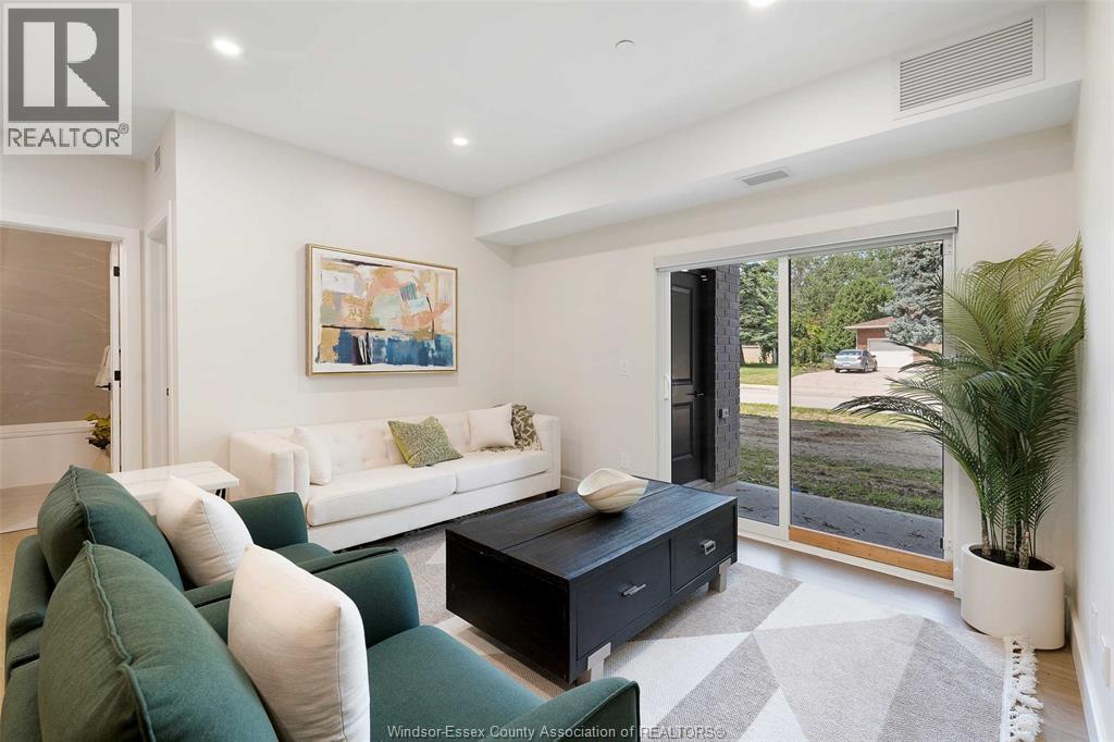 755 Grand Marais Unit# 102, Windsor, ON - Indoor Photo Showing Living Room