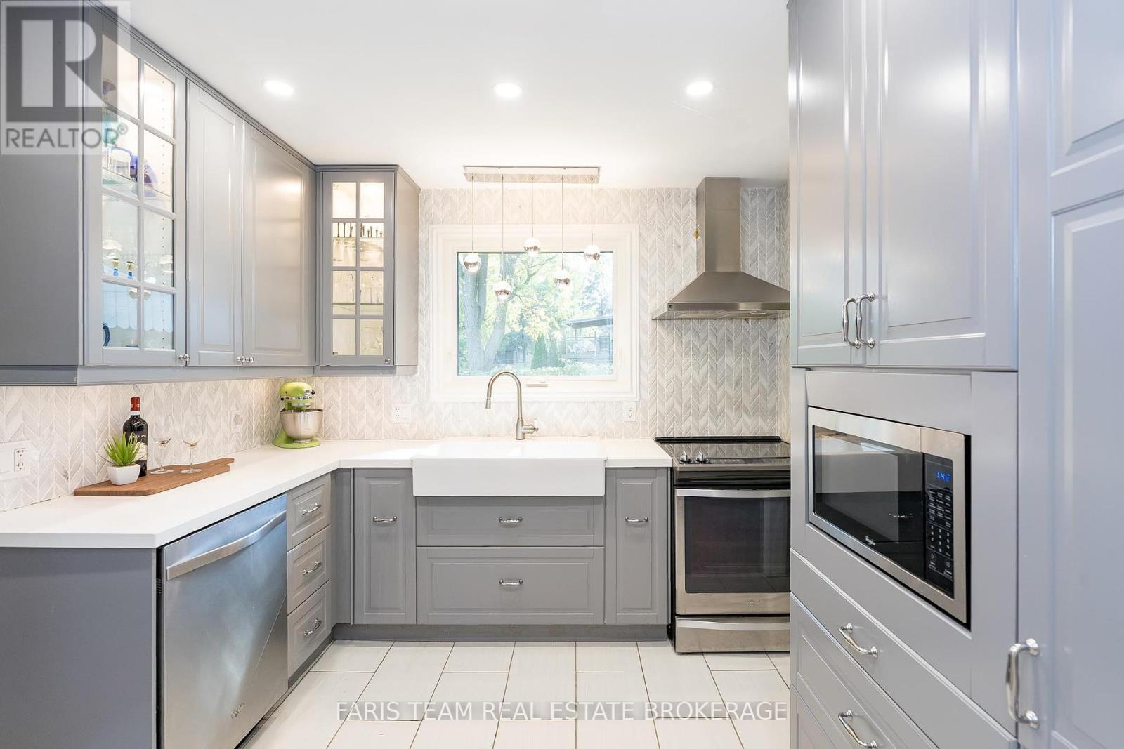 29 Jamieson Drive, Adjala-Tosorontio, ON - Indoor Photo Showing Kitchen With Upgraded Kitchen