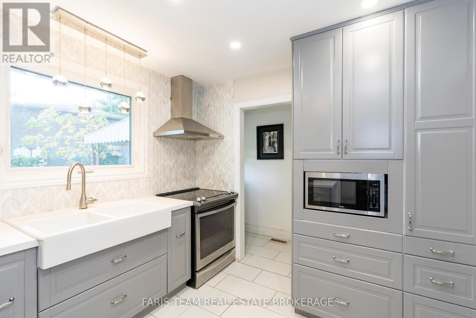 29 Jamieson Drive, Adjala-Tosorontio, ON - Indoor Photo Showing Kitchen With Double Sink