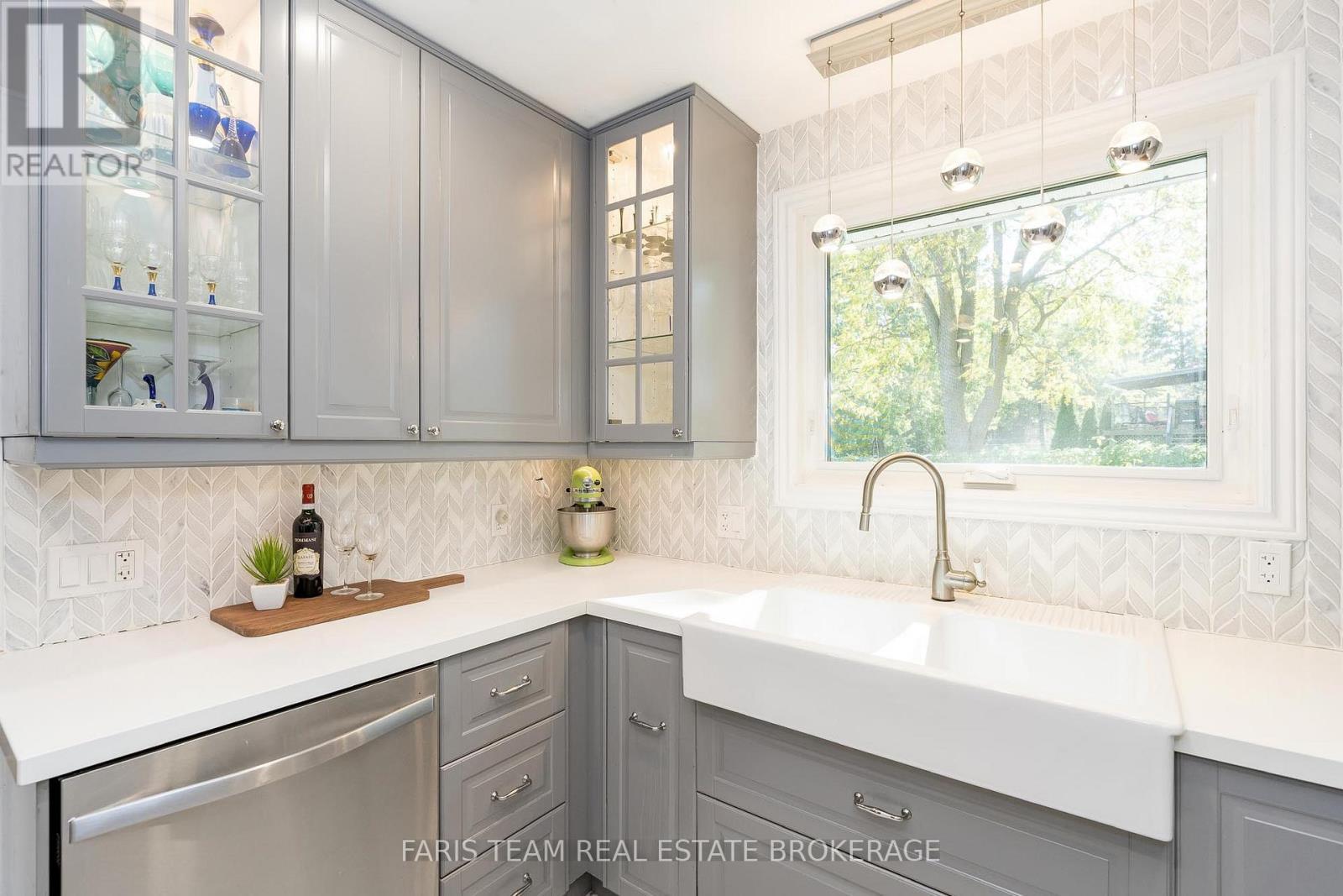 29 Jamieson Drive, Adjala-Tosorontio, ON - Indoor Photo Showing Kitchen With Double Sink