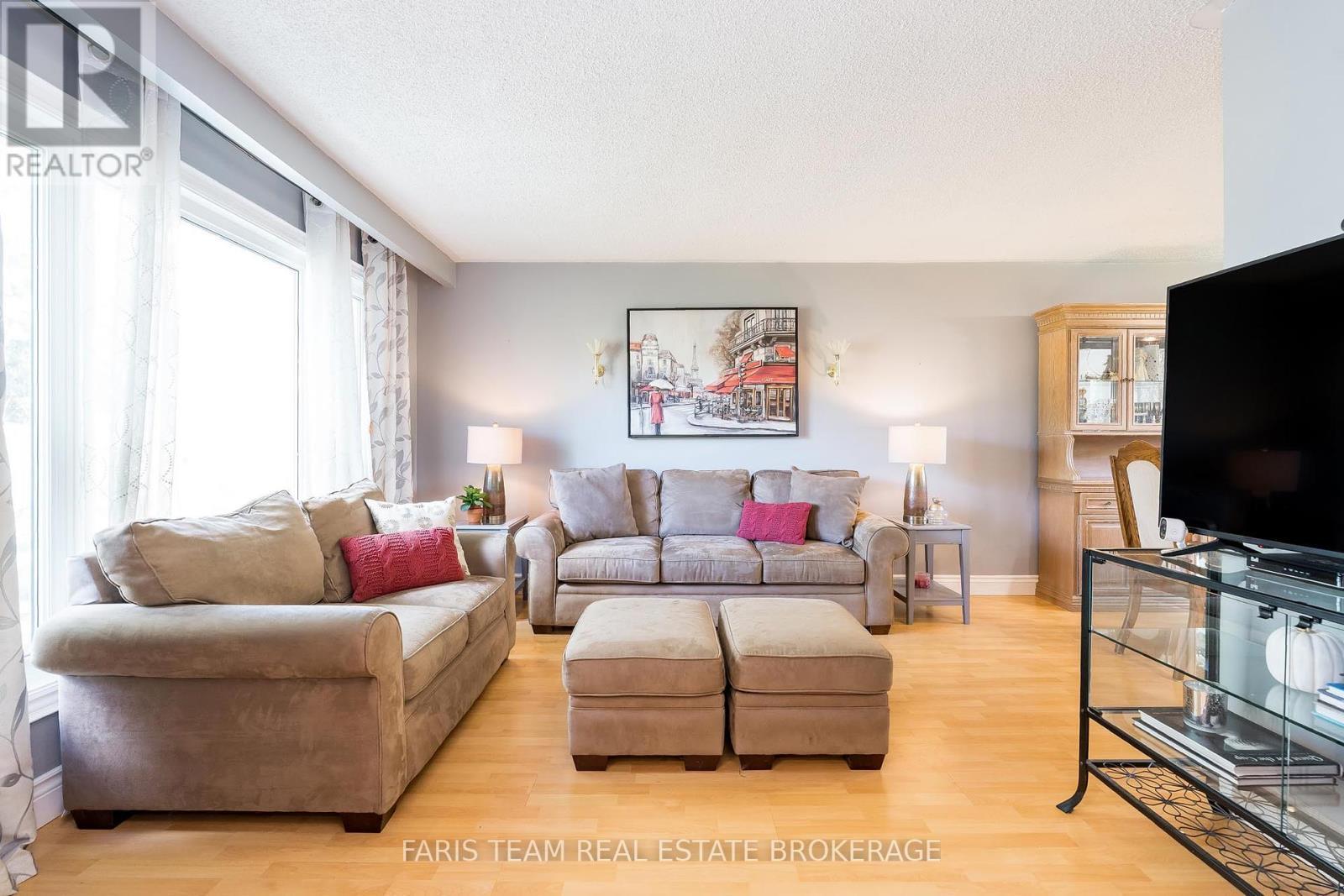 29 Jamieson Drive, Adjala-Tosorontio, ON - Indoor Photo Showing Living Room