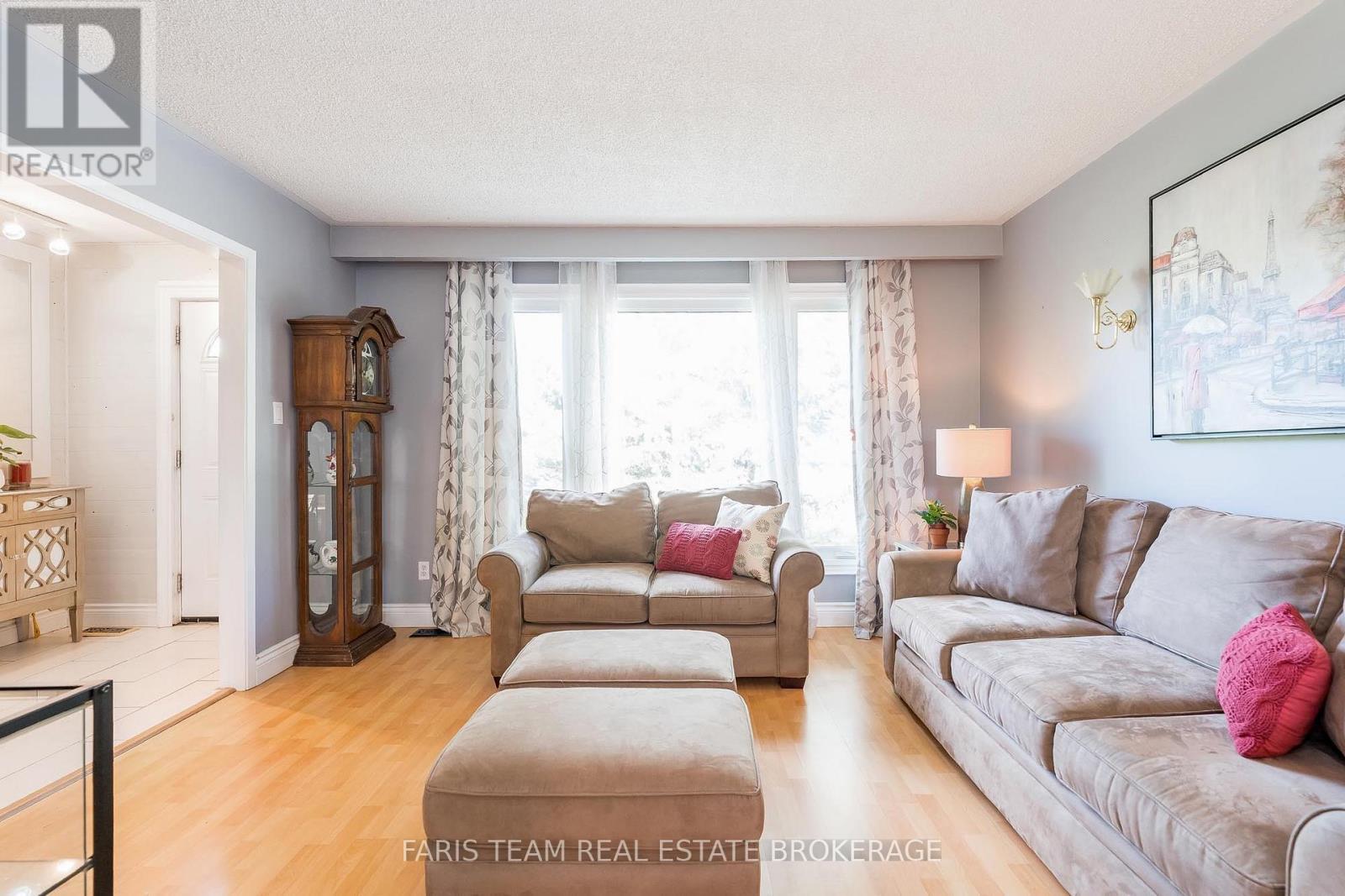 29 Jamieson Drive, Adjala-Tosorontio, ON - Indoor Photo Showing Living Room