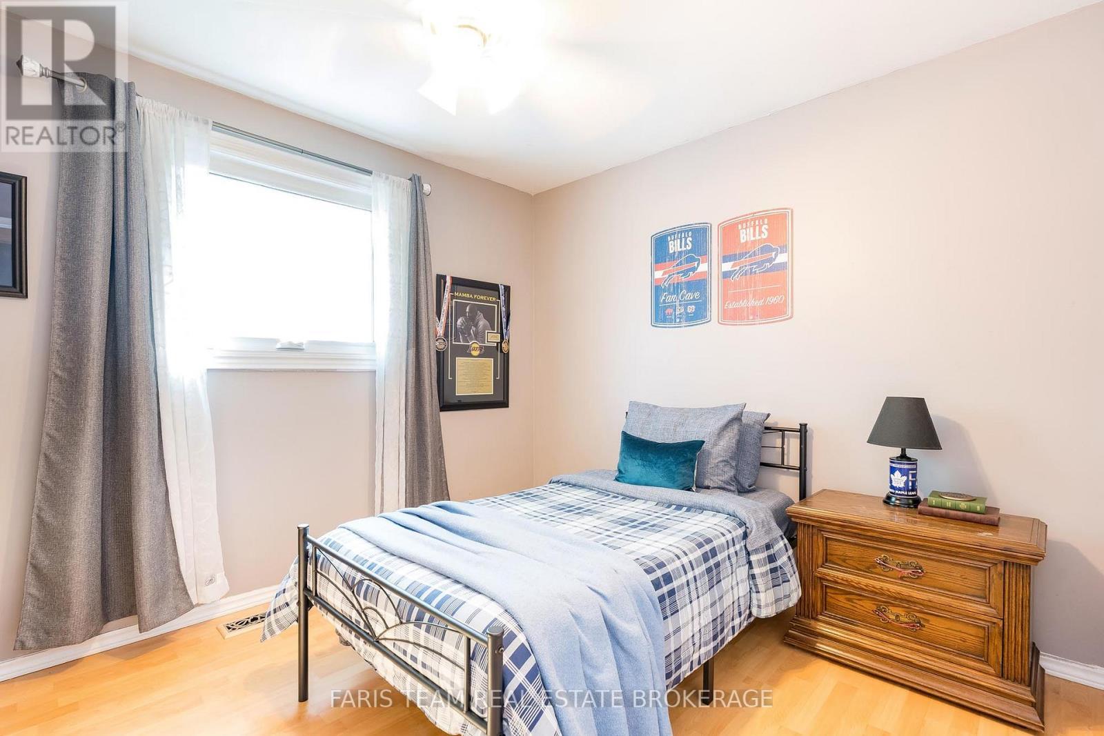 29 Jamieson Drive, Adjala-Tosorontio, ON - Indoor Photo Showing Bedroom