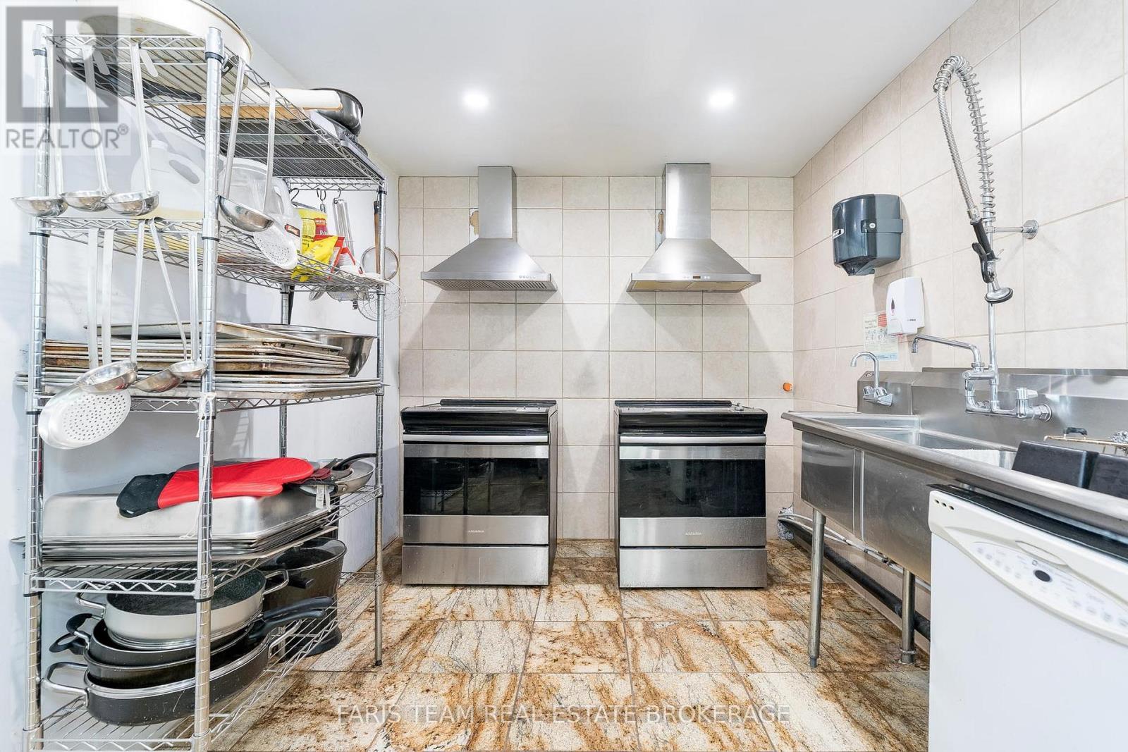 29 Jamieson Drive, Adjala-Tosorontio, ON - Indoor Photo Showing Kitchen