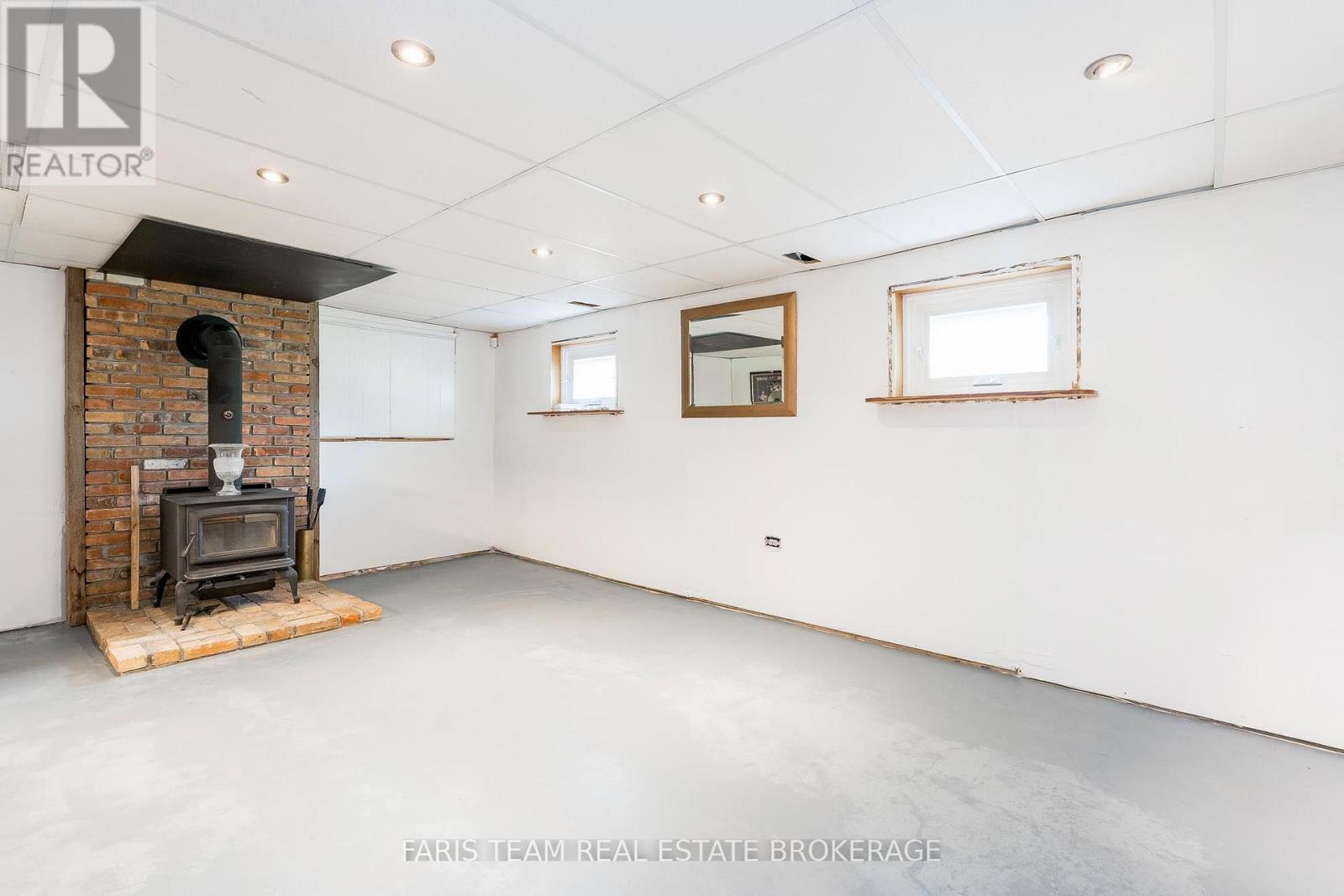 29 Jamieson Drive, Adjala-Tosorontio, ON - Indoor Photo Showing Other Room With Fireplace