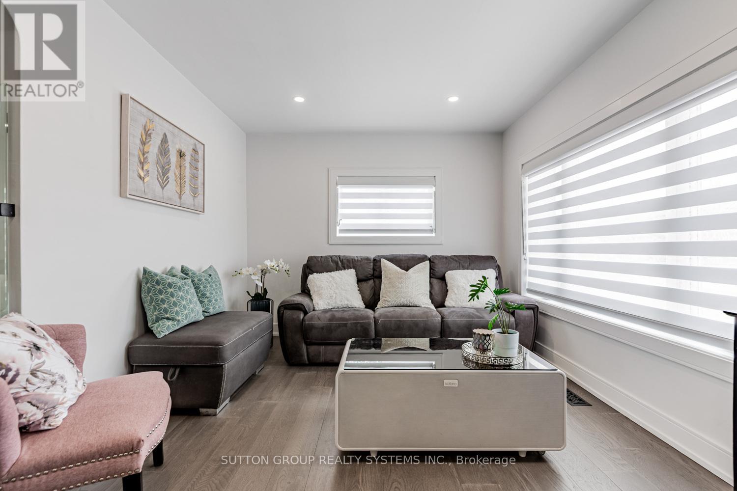 18493 Hurontario Street, Caledon, ON - Indoor Photo Showing Living Room