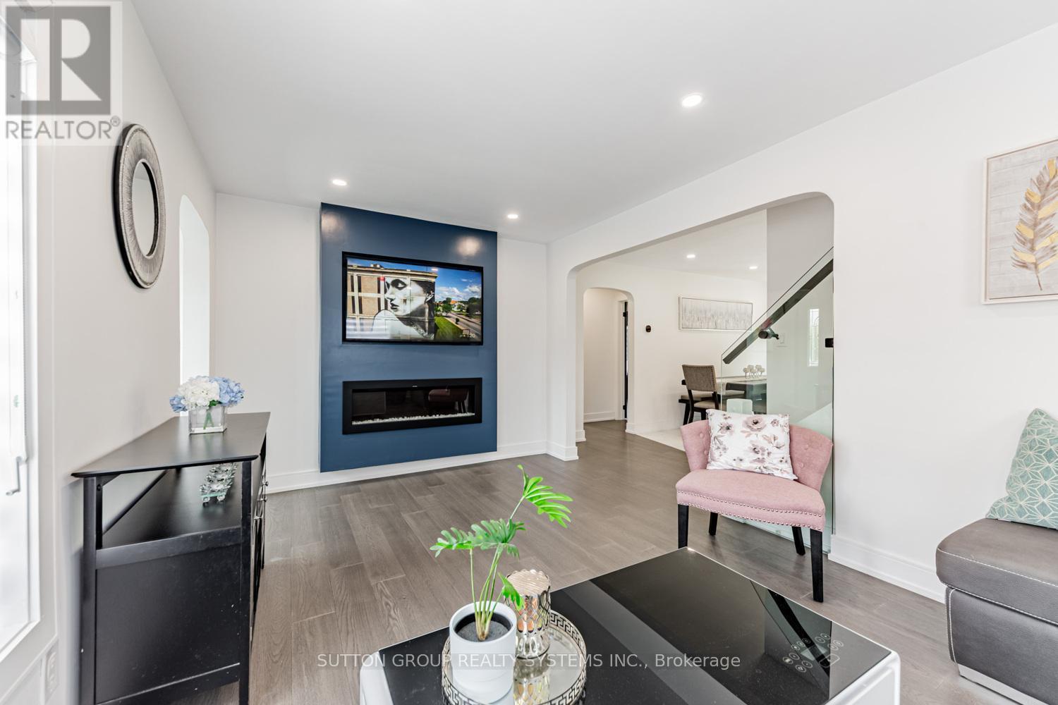18493 Hurontario Street, Caledon, ON - Indoor Photo Showing Living Room