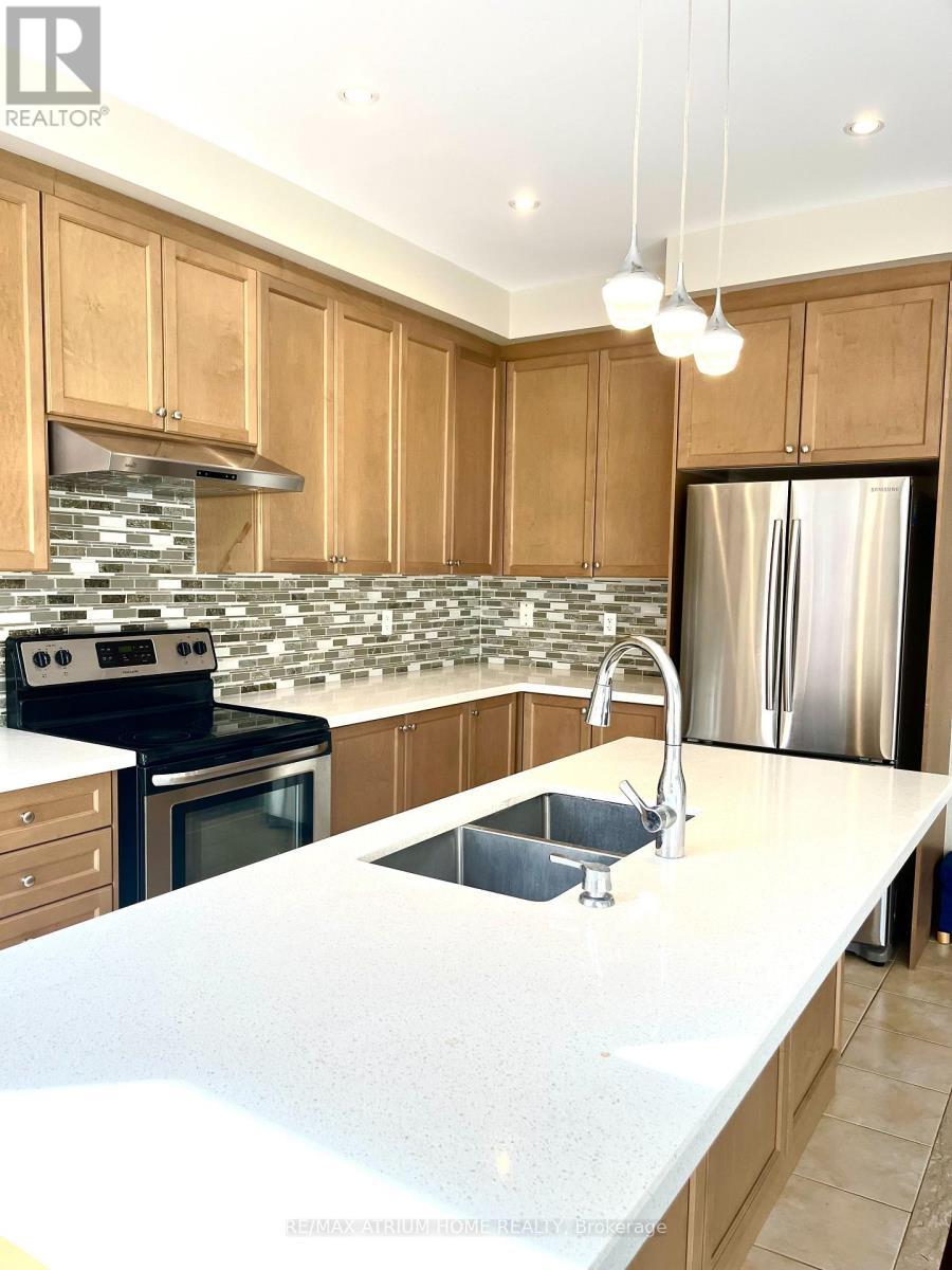 1261 Blencowe Crescent, Newmarket, ON - Indoor Photo Showing Kitchen With Double Sink With Upgraded Kitchen