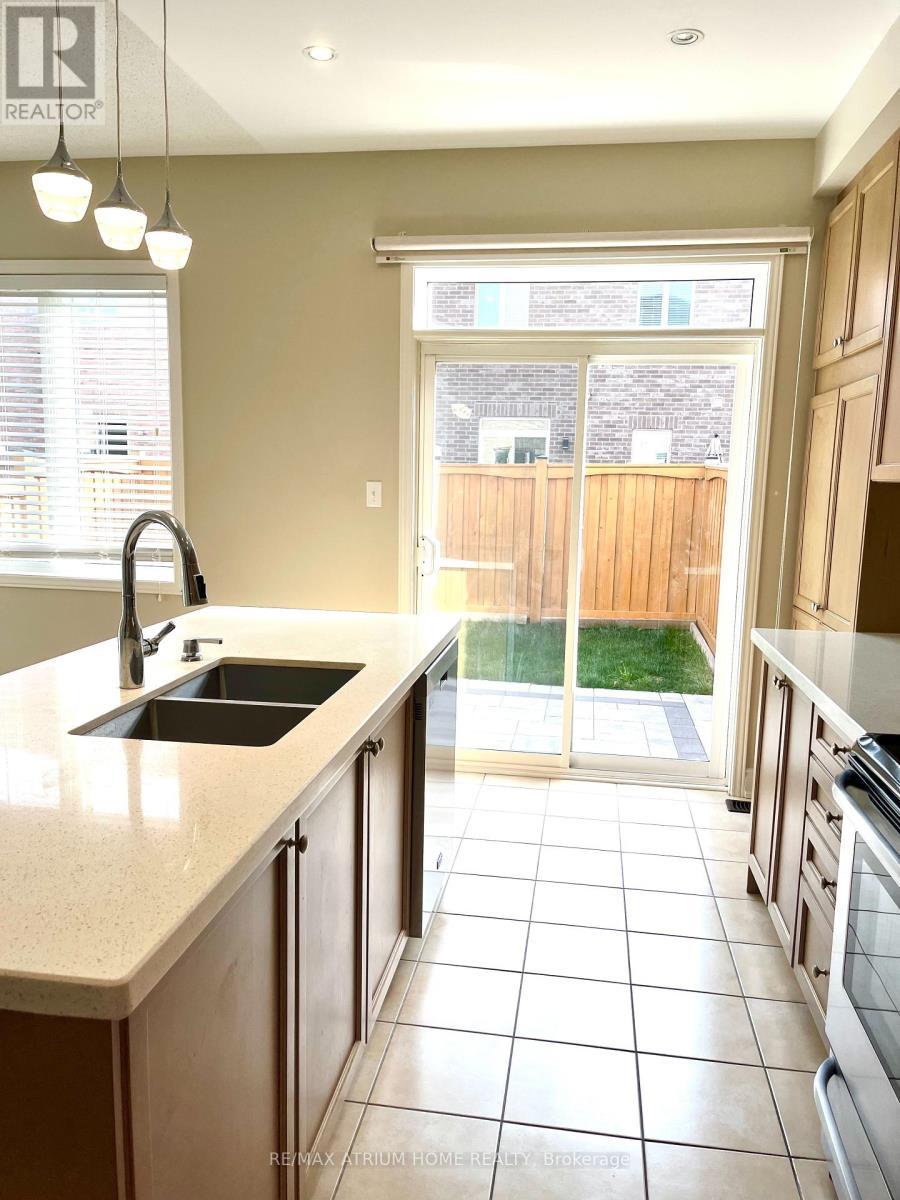1261 Blencowe Crescent, Newmarket, ON - Indoor Photo Showing Kitchen With Double Sink With Upgraded Kitchen