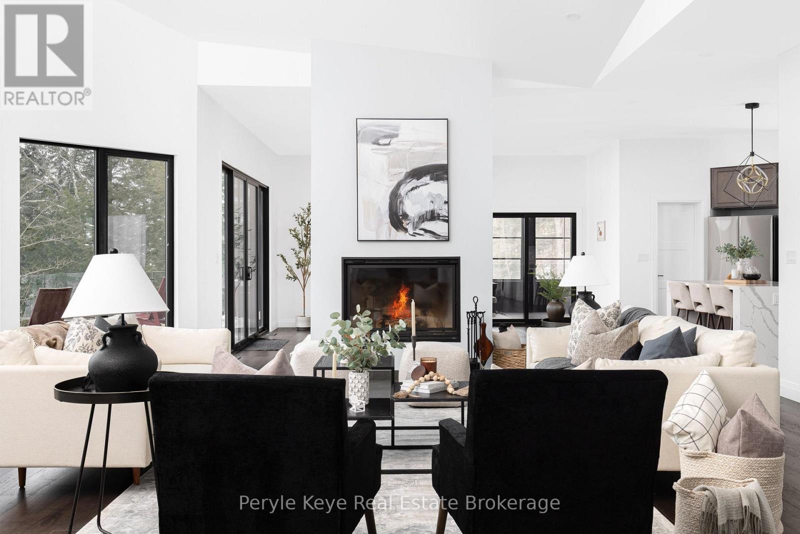 86 Claren Crescent, Huntsville (Stisted), ON - Indoor Photo Showing Living Room With Fireplace