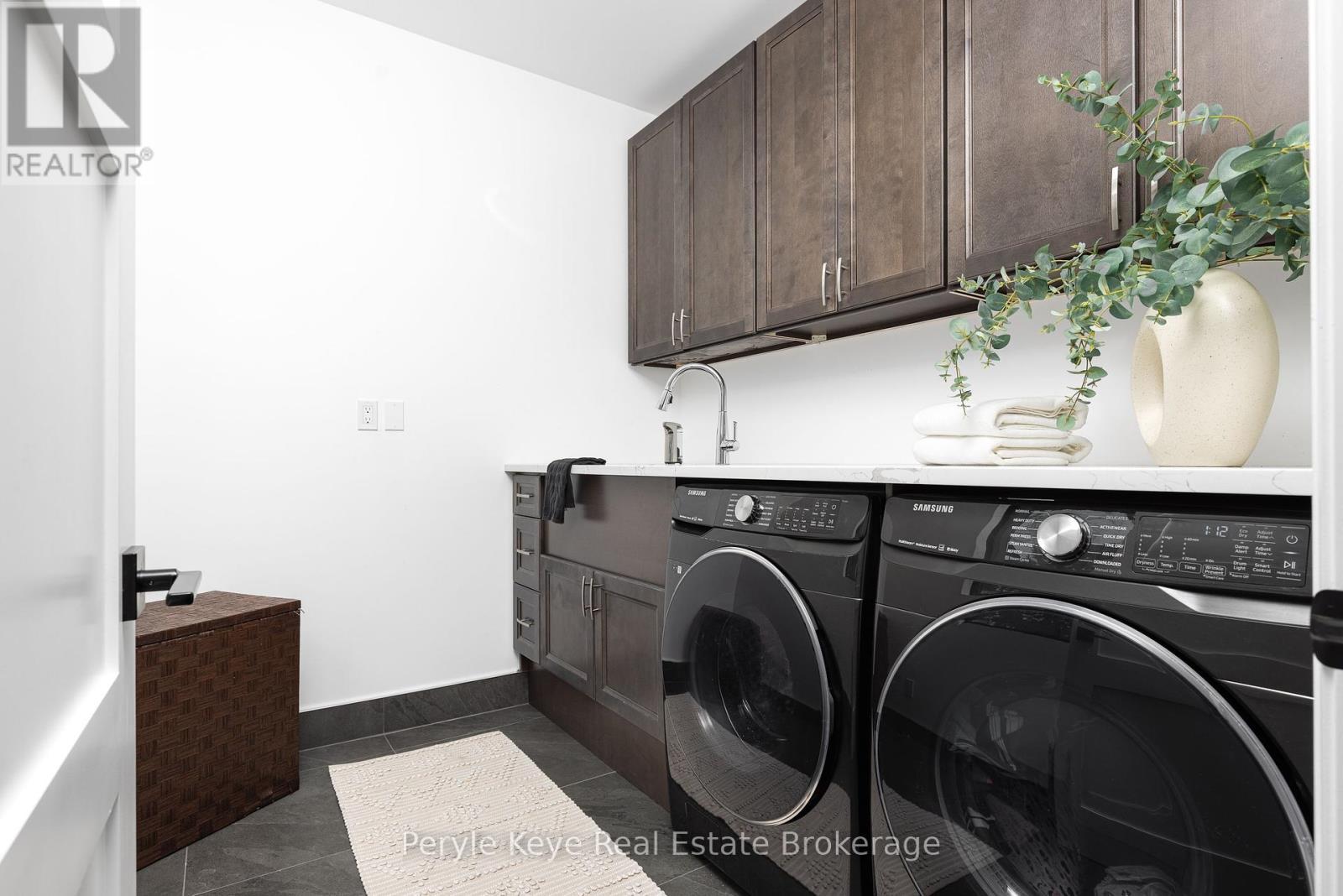 Elevated Laundry Room w/ Sink - 86 Claren Crescent, Huntsville (Stisted), ON - Indoor Photo Showing Laundry Room