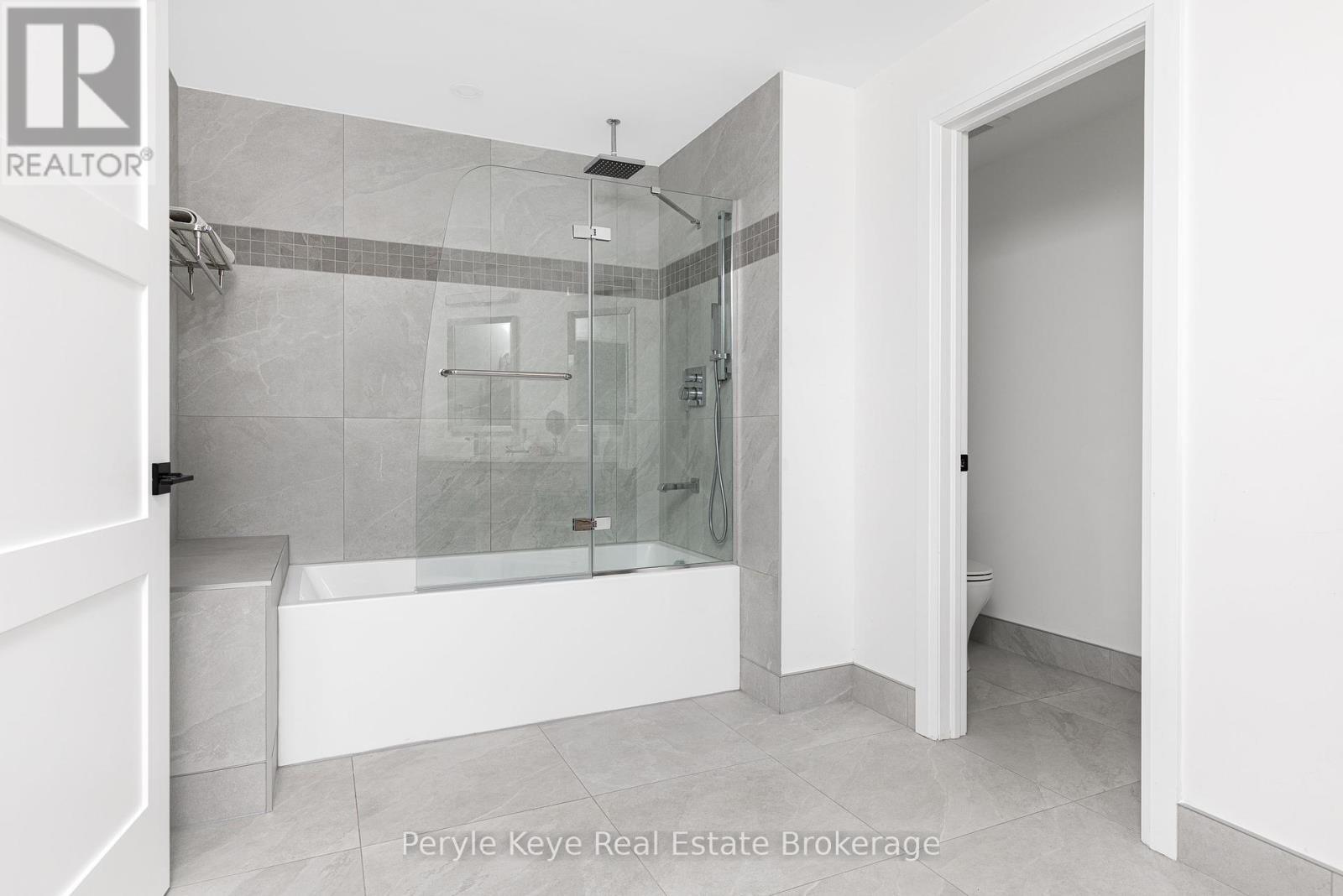 Guest 5PC Bath w/ Water Closet - 86 Claren Crescent, Huntsville (Stisted), ON - Indoor Photo Showing Bathroom