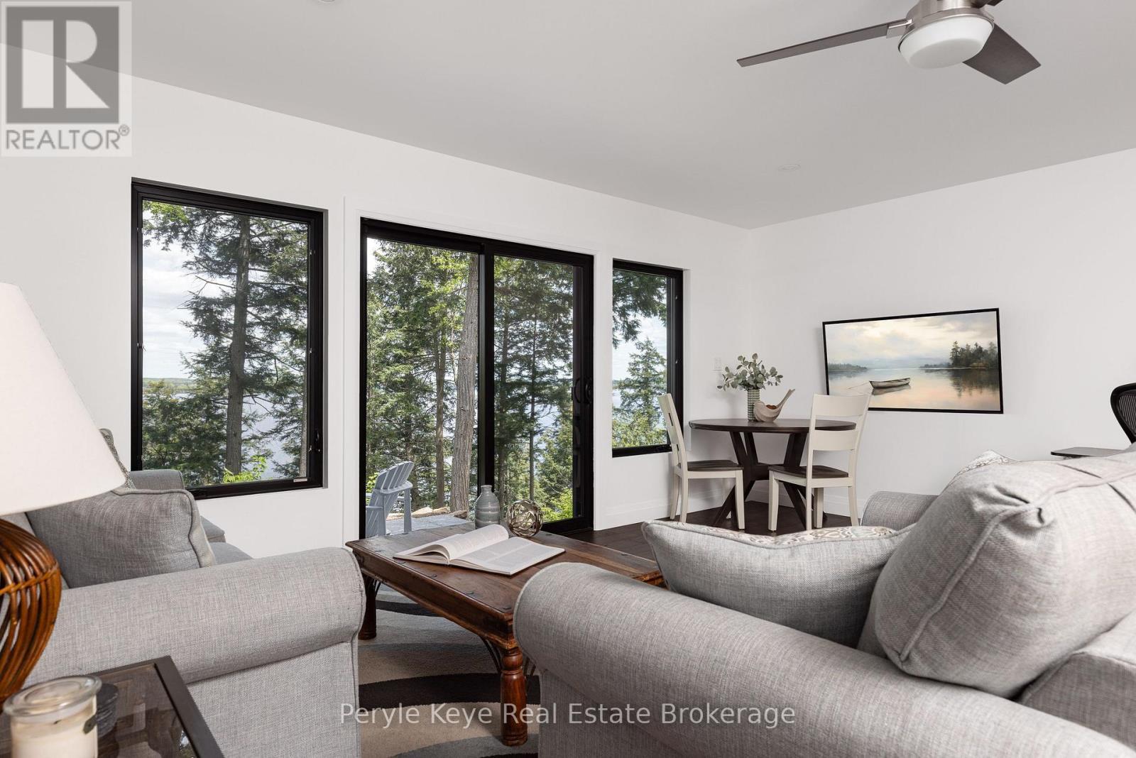 2 Bed, 1 Bath Suite w/ Kitchen & Laundry - 86 Claren Crescent, Huntsville (Stisted), ON - Indoor Photo Showing Living Room