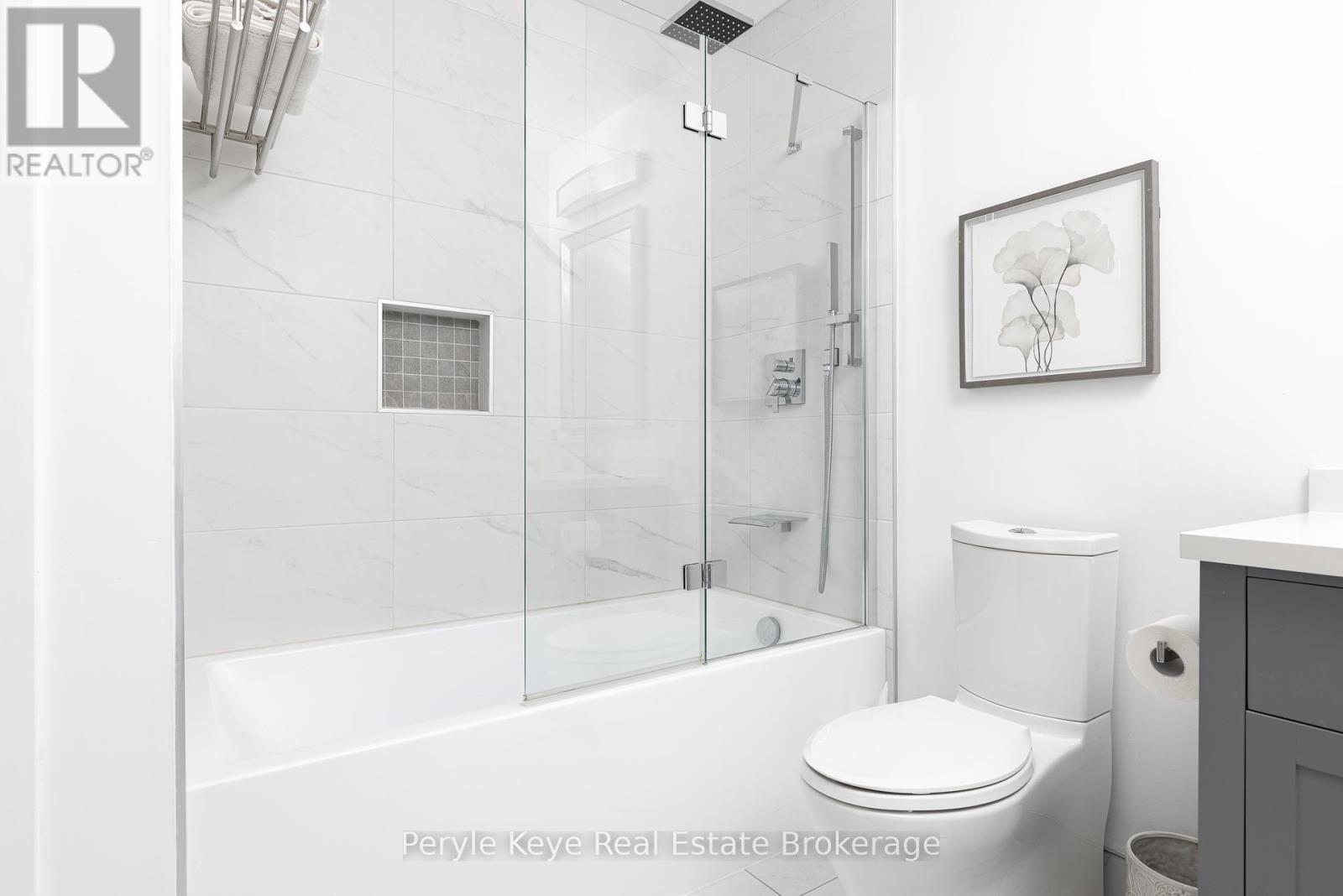 2 Bed, 1 Bath Suite w/ Kitchen & Laundry - 86 Claren Crescent, Huntsville (Stisted), ON - Indoor Photo Showing Bathroom