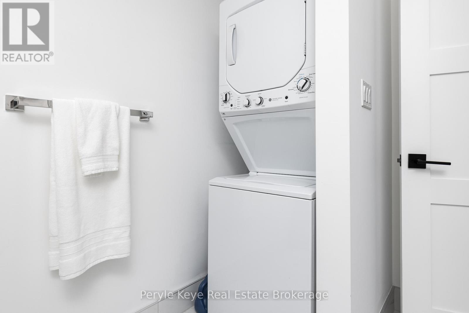 2 Bed, 1 Bath Suite w/ Kitchen & Laundry - 86 Claren Crescent, Huntsville (Stisted), ON - Indoor Photo Showing Laundry Room