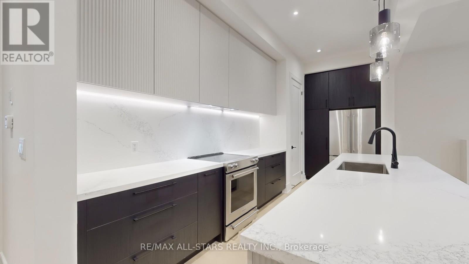 5 Vern Robertson Gate, Uxbridge, ON - Indoor Photo Showing Kitchen With Upgraded Kitchen