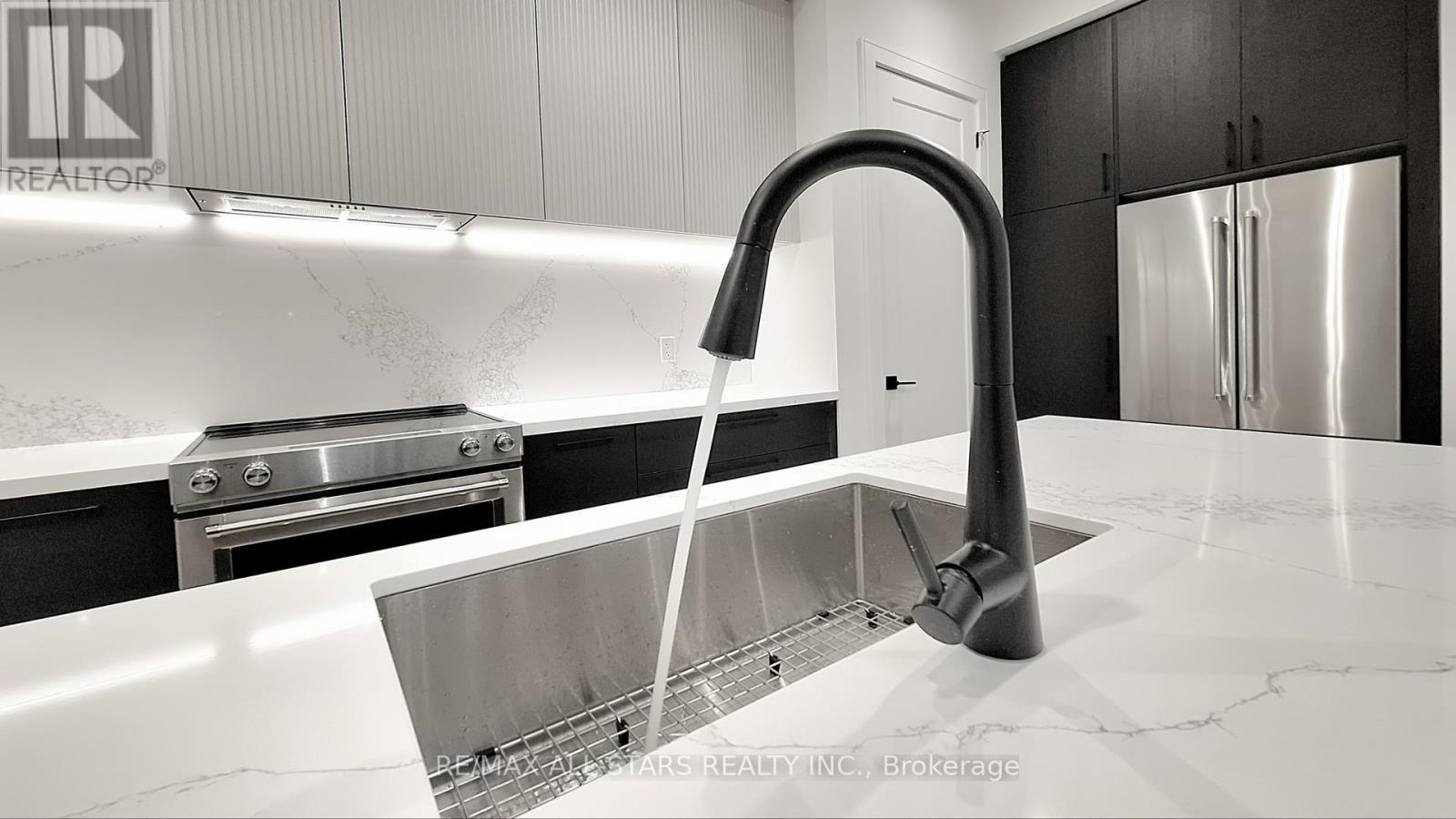 5 Vern Robertson Gate, Uxbridge, ON - Indoor Photo Showing Kitchen With Double Sink