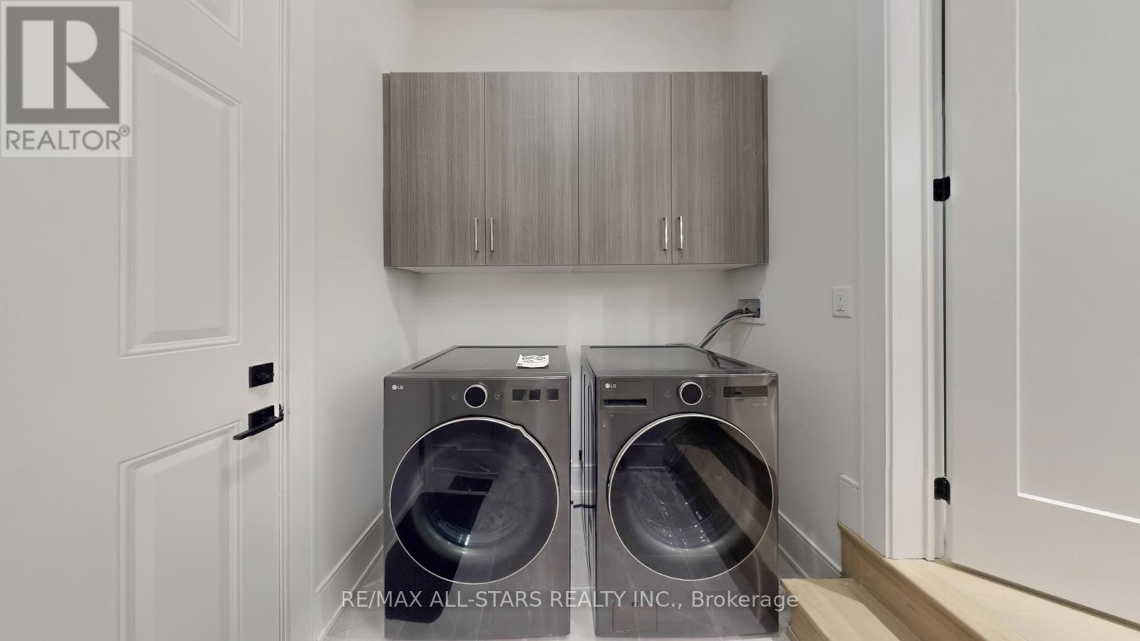 5 Vern Robertson Gate, Uxbridge, ON - Indoor Photo Showing Laundry Room