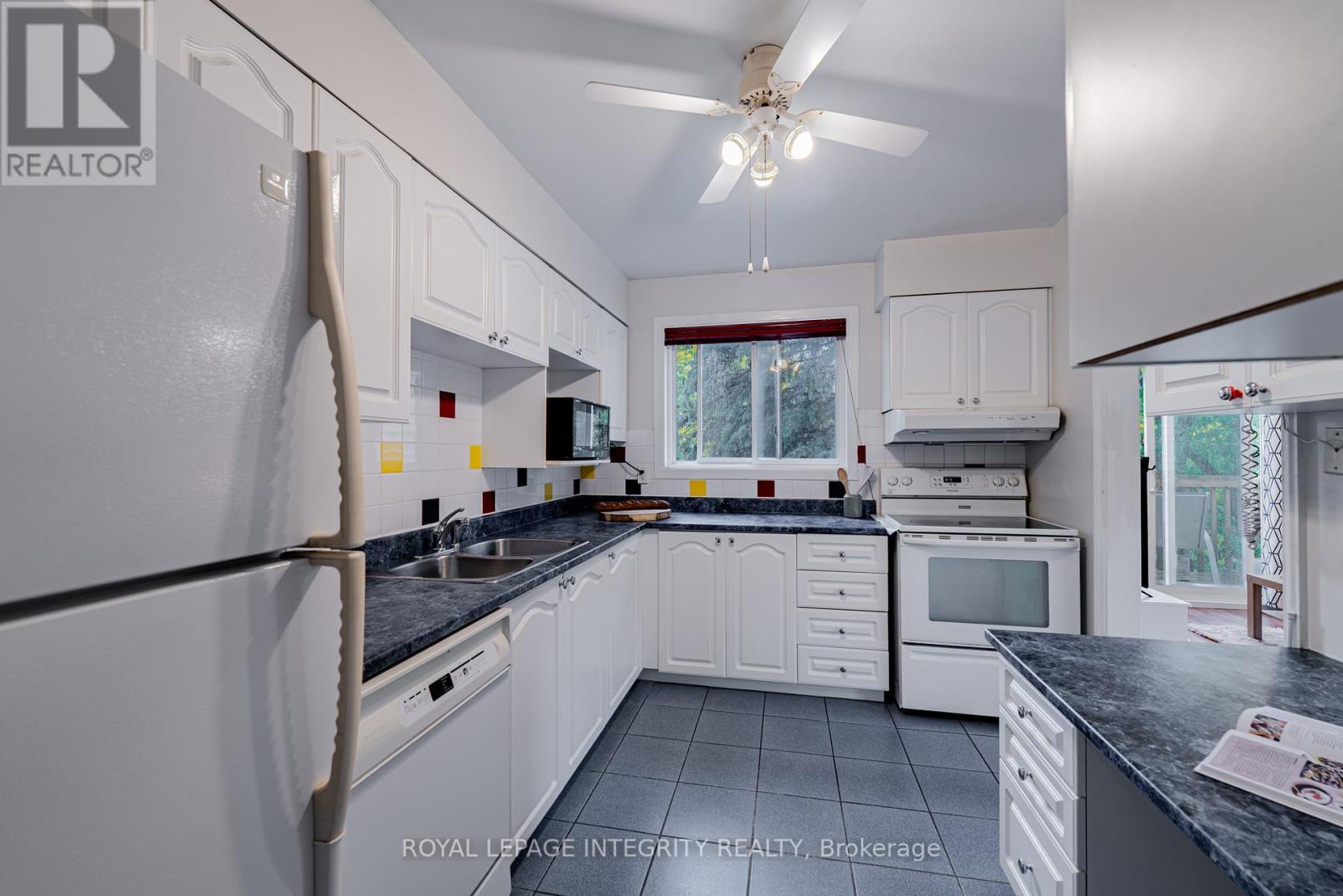 5 - 400 Fenerty Court, Ottawa, ON - Indoor Photo Showing Kitchen With Double Sink