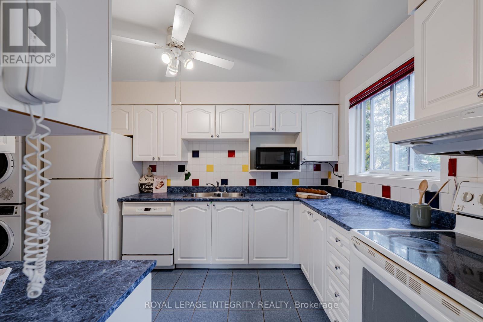5 - 400 Fenerty Court, Ottawa, ON - Indoor Photo Showing Kitchen With Double Sink