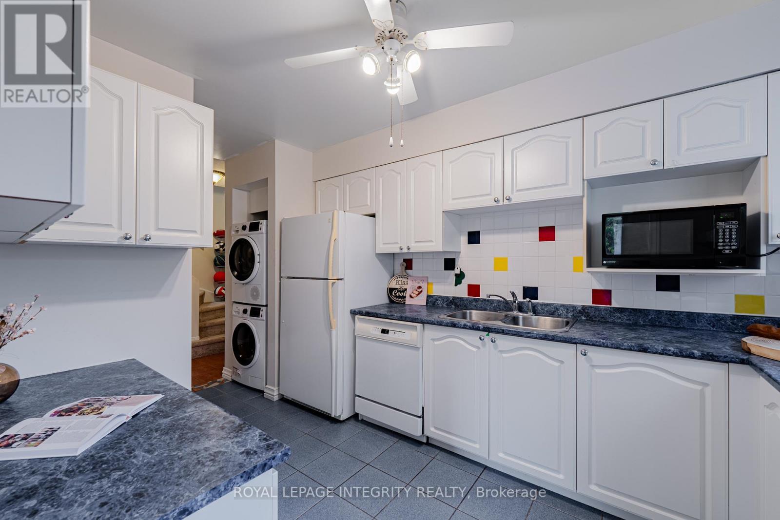 5 - 400 Fenerty Court, Ottawa, ON - Indoor Photo Showing Kitchen With Double Sink