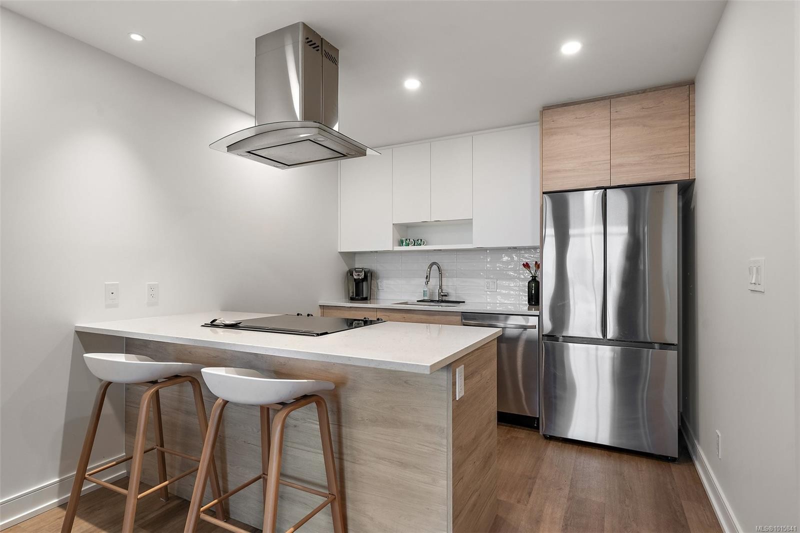 807-1628 Store St, Victoria, BC - Indoor Photo Showing Kitchen With Stainless Steel Kitchen With Upgraded Kitchen