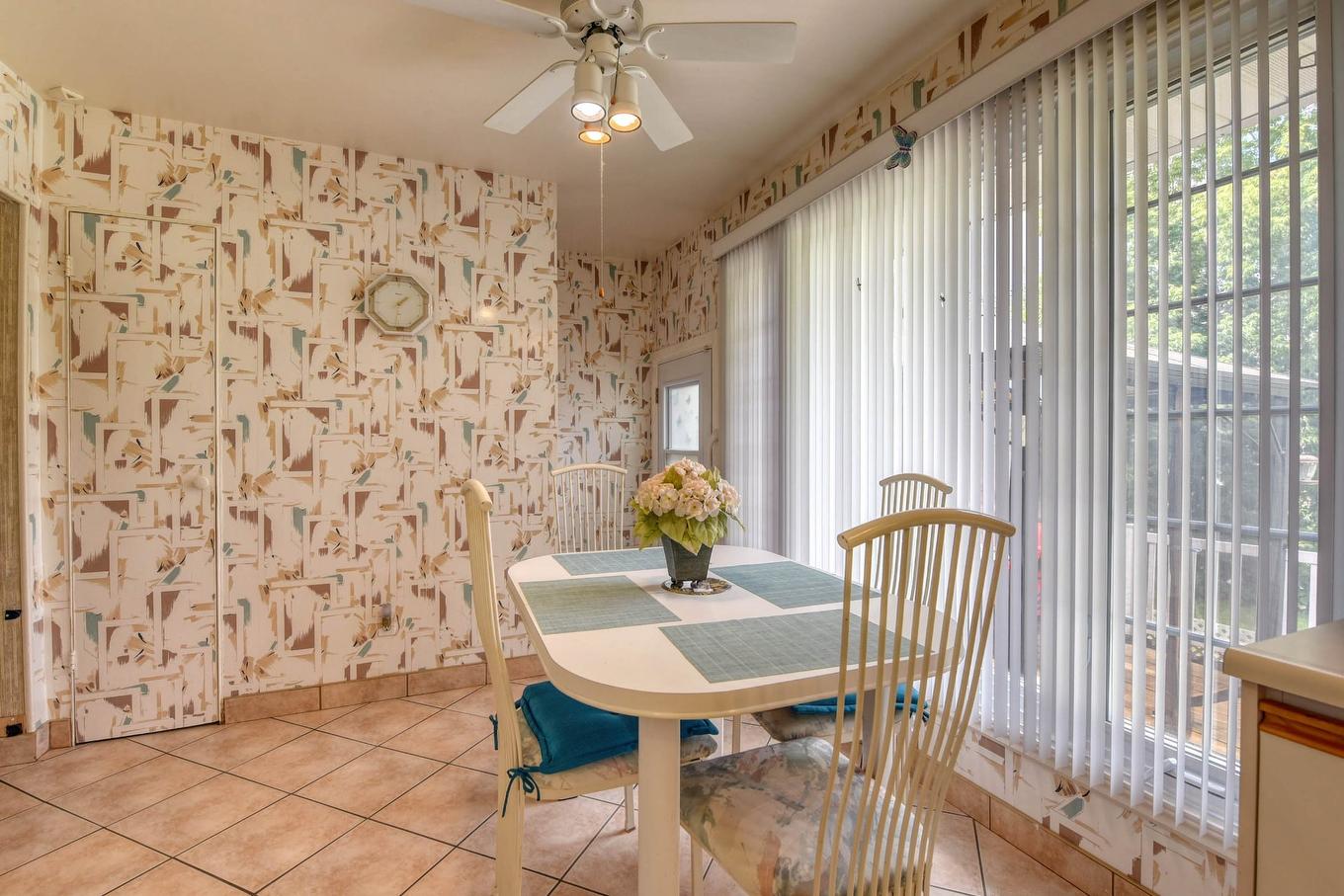 Dinette - 875 Av. Devonshire, Laval (Chomedey), QC - Indoor Photo Showing Dining Room