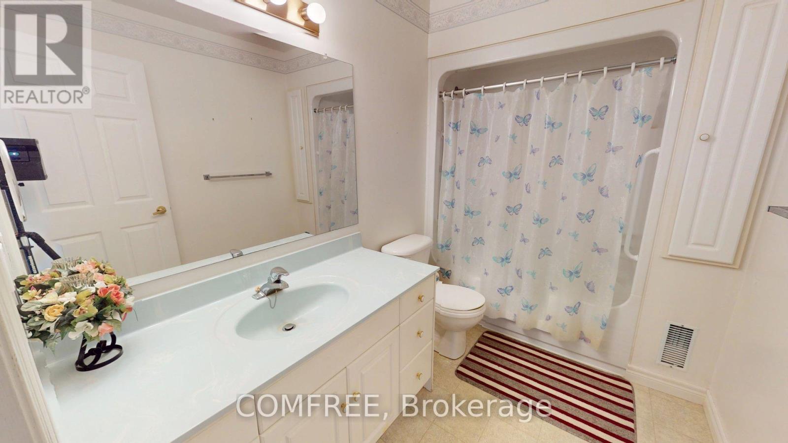 12 - 12 Pond View Drive, Wellesley, ON - Indoor Photo Showing Bathroom