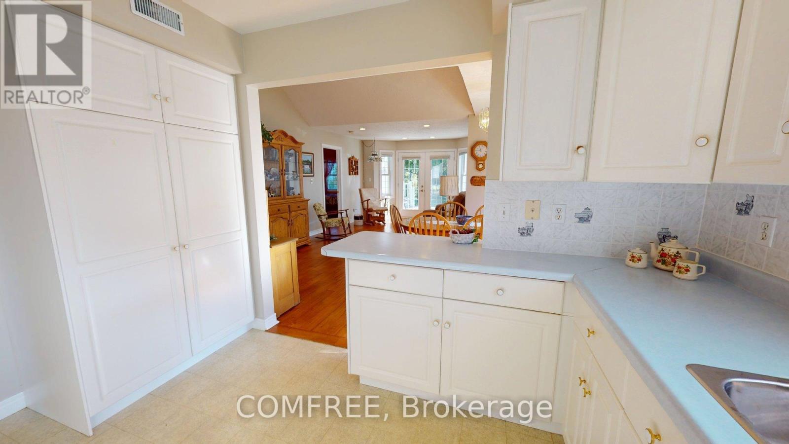 12 - 12 Pond View Drive, Wellesley, ON - Indoor Photo Showing Kitchen