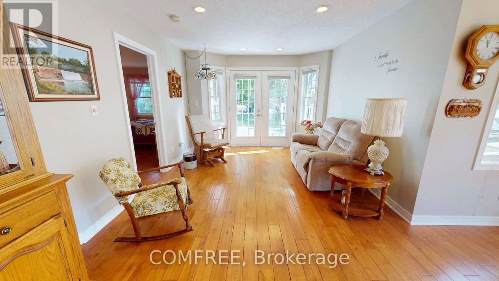 12 - 12 Pond View Drive, Wellesley, ON - Indoor Photo Showing Living Room