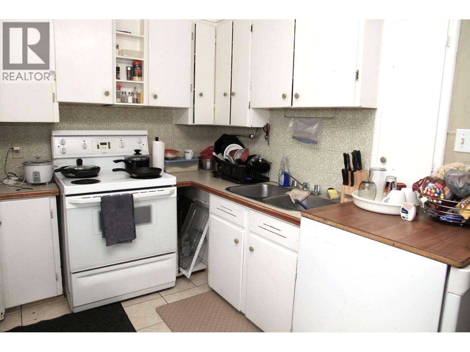 900 Cornwall Crescent, Dawson Creek, BC - Indoor Photo Showing Kitchen