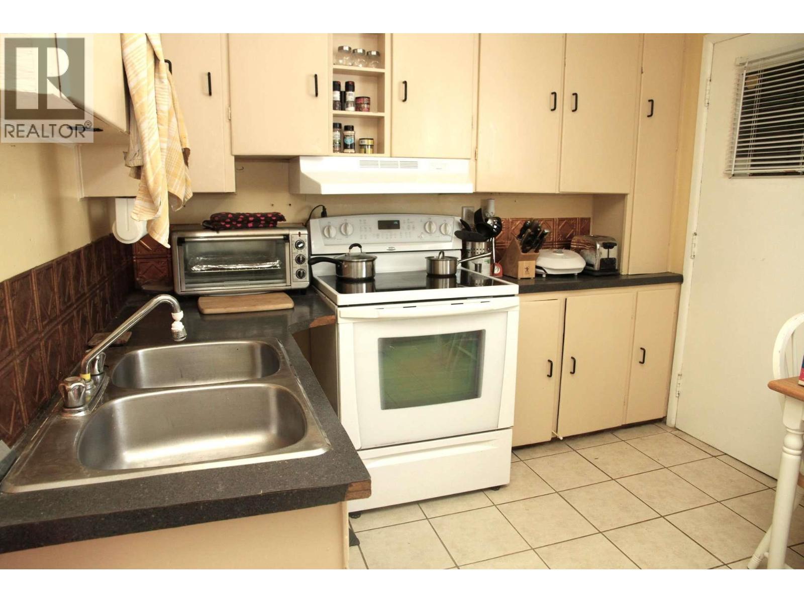 900 Cornwall Crescent, Dawson Creek, BC - Indoor Photo Showing Kitchen With Double Sink