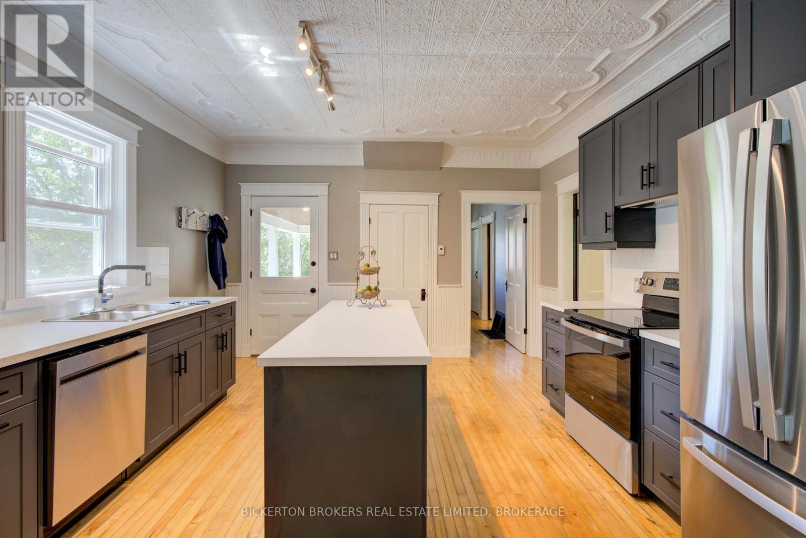 153 Main Street, Leeds And The Thousand Islands, ON - Indoor Photo Showing Kitchen With Upgraded Kitchen