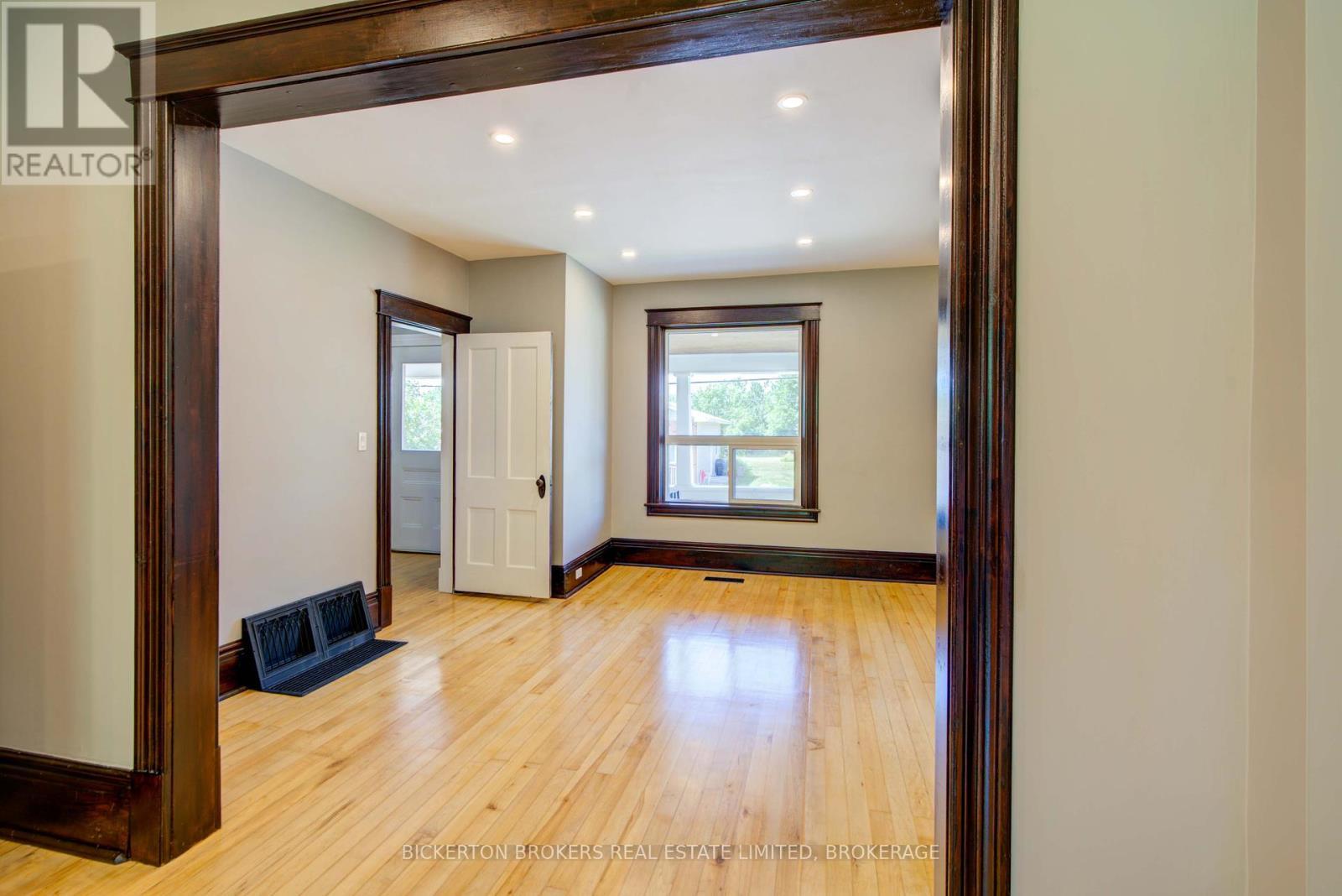 153 Main Street, Leeds And The Thousand Islands, ON - Indoor Photo Showing Other Room