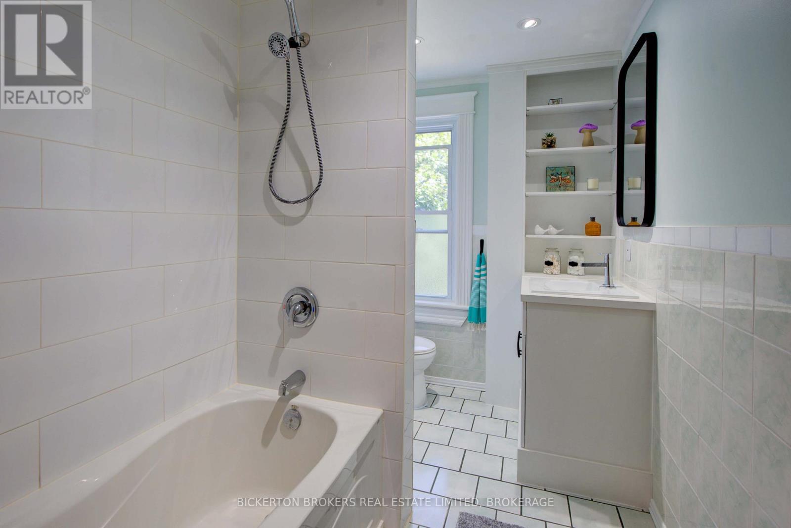 153 Main Street, Leeds And The Thousand Islands, ON - Indoor Photo Showing Bathroom