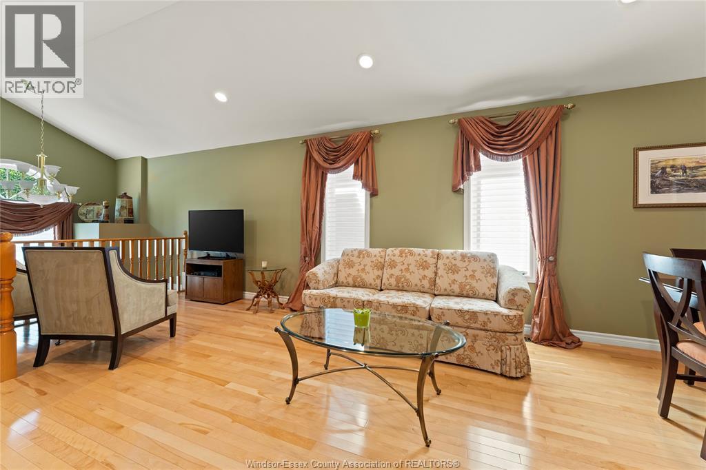 11255 Timber Bay Crescent, Windsor, ON - Indoor Photo Showing Living Room