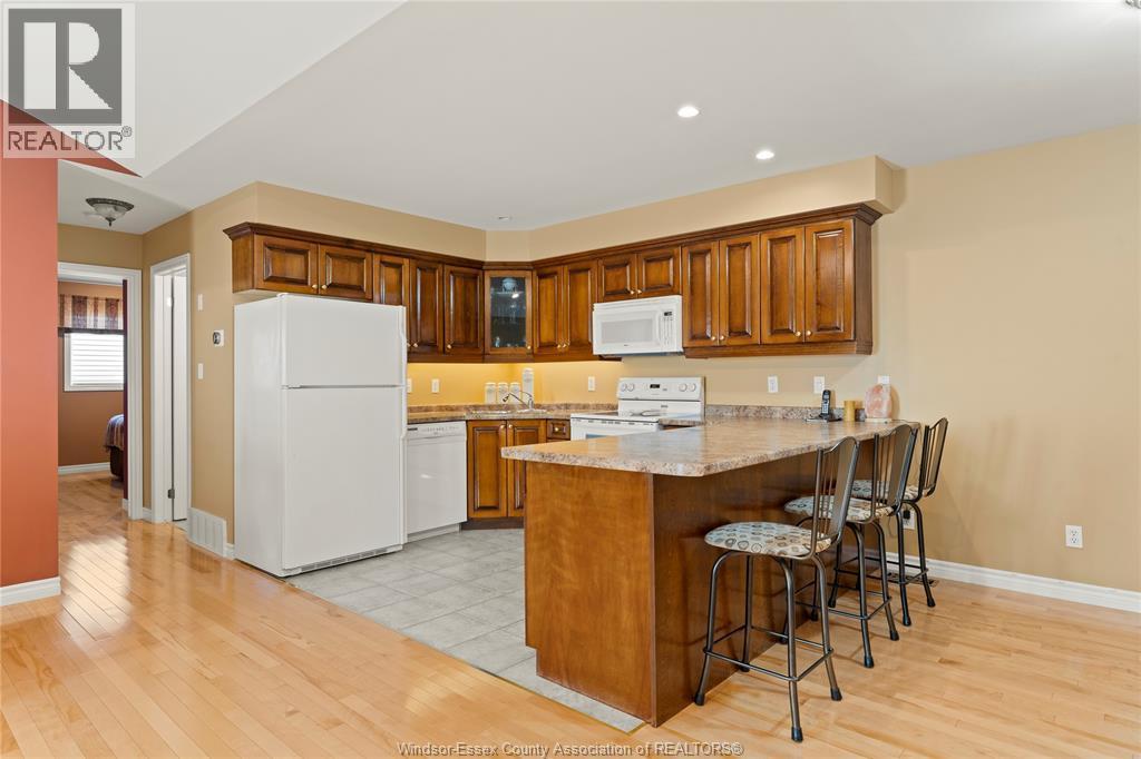 11255 Timber Bay Crescent, Windsor, ON - Indoor Photo Showing Kitchen