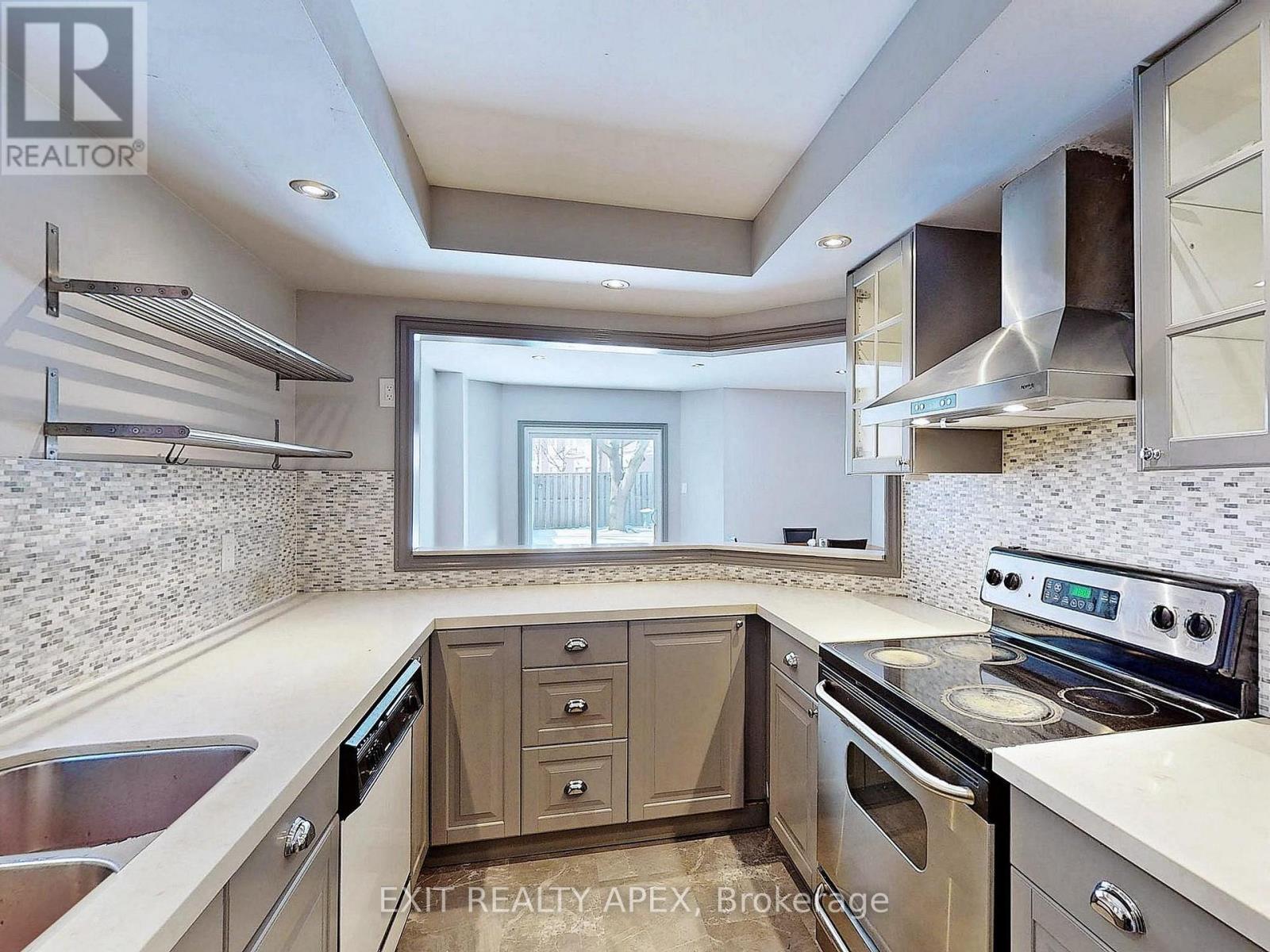5552 Cortina Crescent, Mississauga, ON - Indoor Photo Showing Kitchen With Double Sink With Upgraded Kitchen