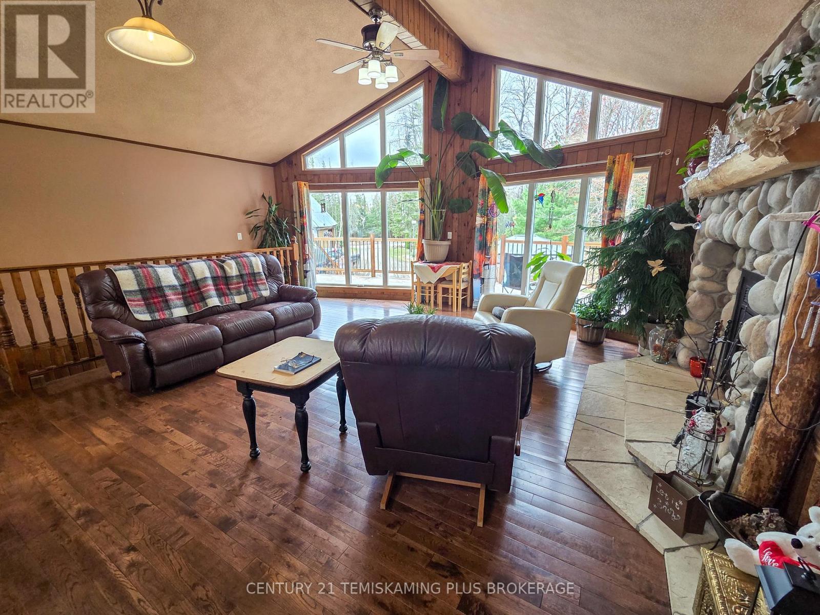 488011 Chamberlain 6 Road, Chamberlain, ON - Indoor Photo Showing Living Room