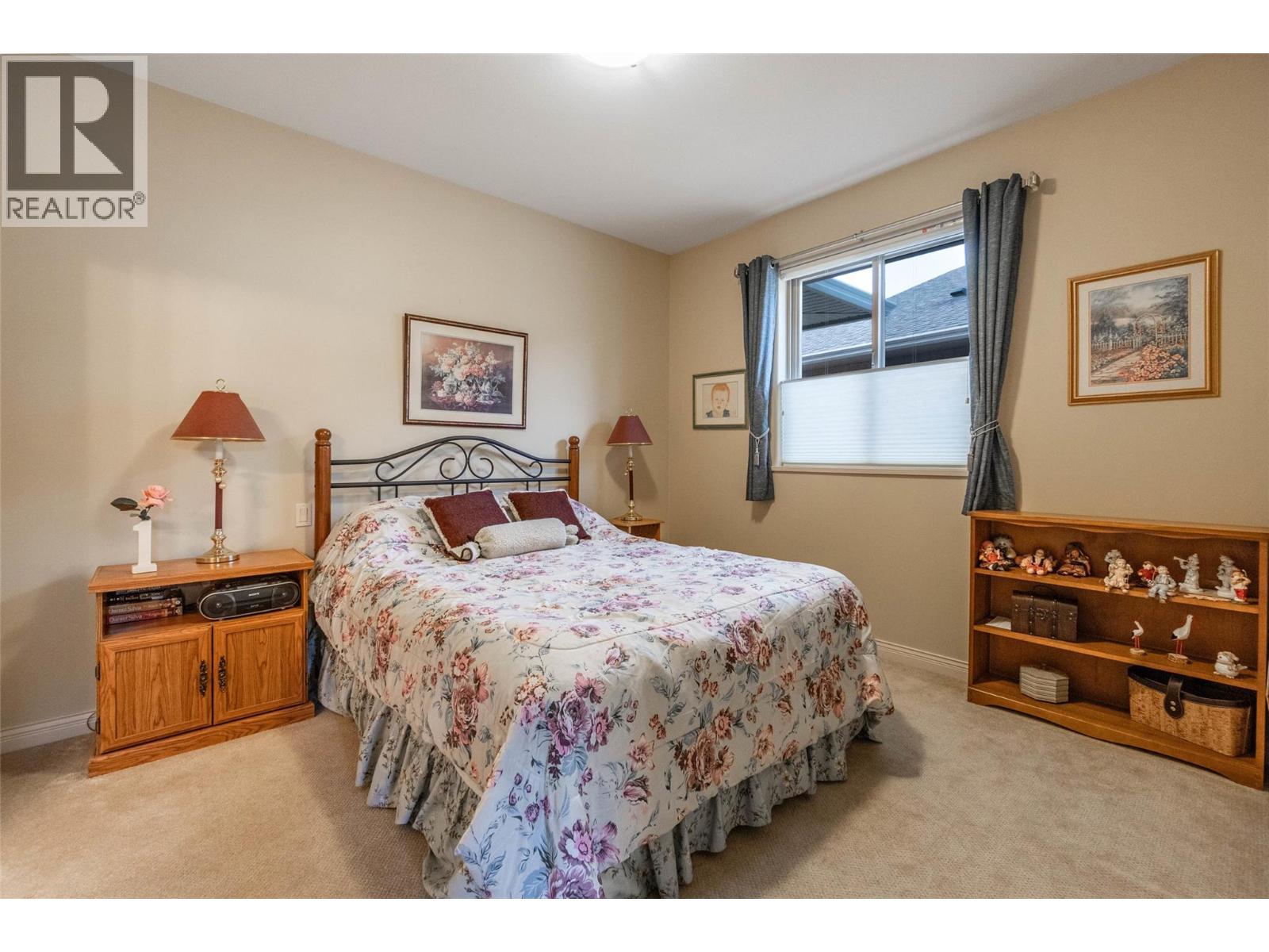 6676 Oxbow Crescent, Oliver, BC - Indoor Photo Showing Bedroom