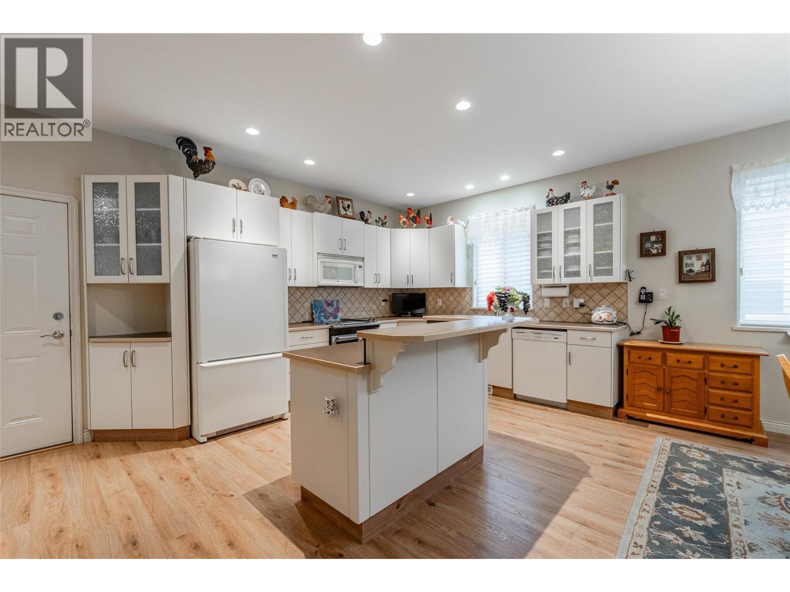 6676 Oxbow Crescent, Oliver, BC - Indoor Photo Showing Kitchen With Double Sink