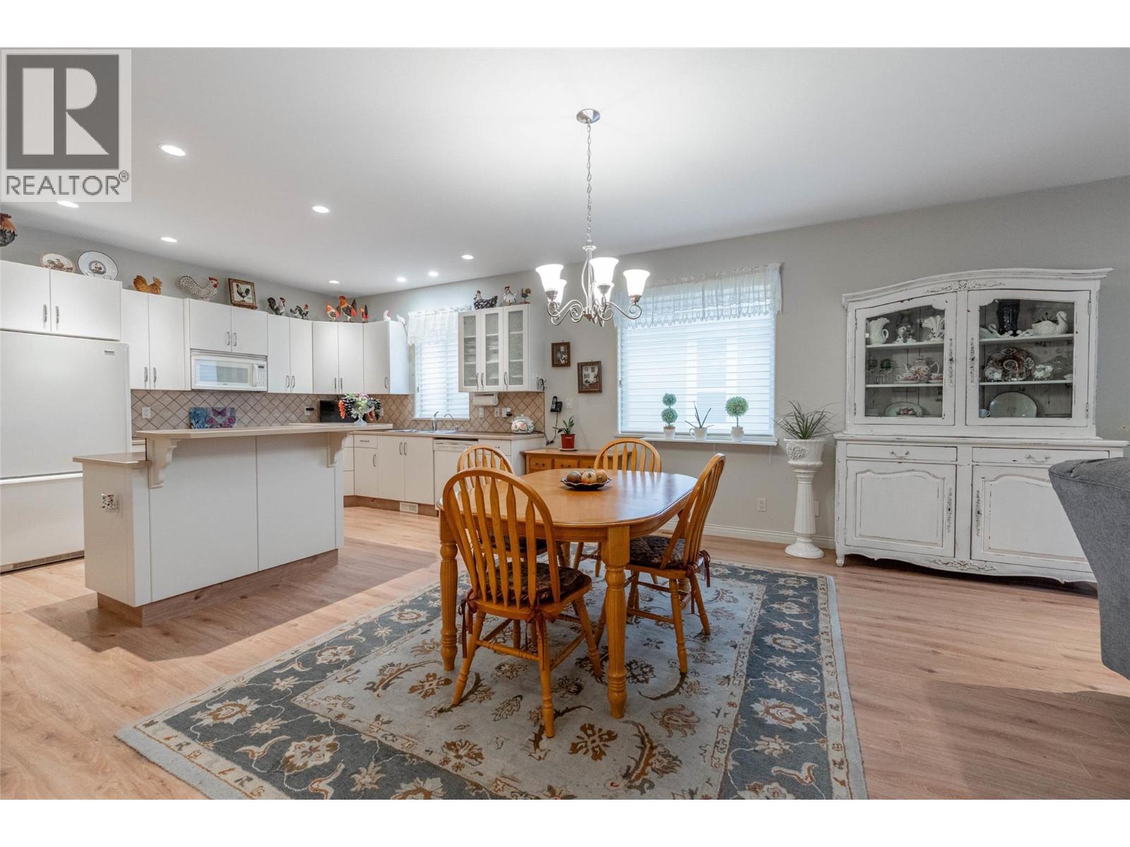 6676 Oxbow Crescent, Oliver, BC - Indoor Photo Showing Dining Room