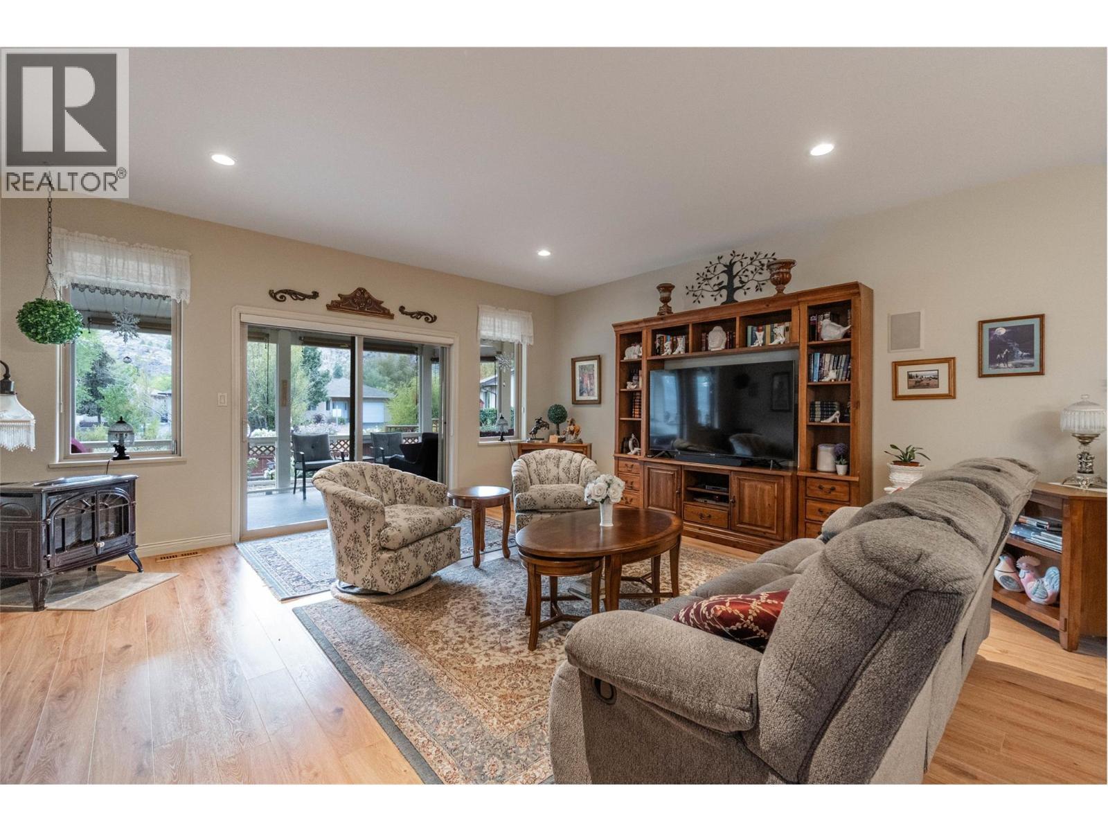 6676 Oxbow Crescent, Oliver, BC - Indoor Photo Showing Living Room