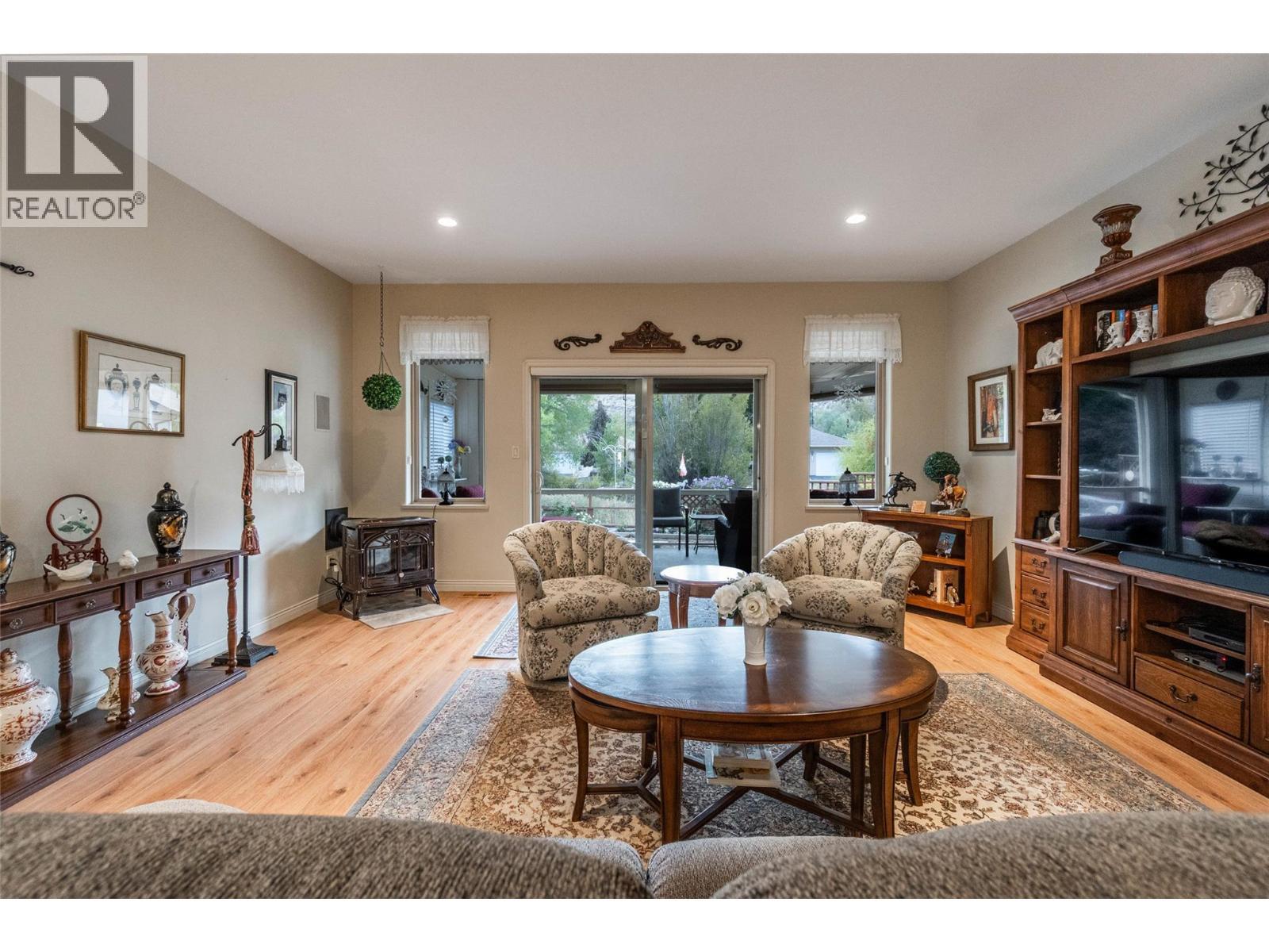 6676 Oxbow Crescent, Oliver, BC - Indoor Photo Showing Living Room