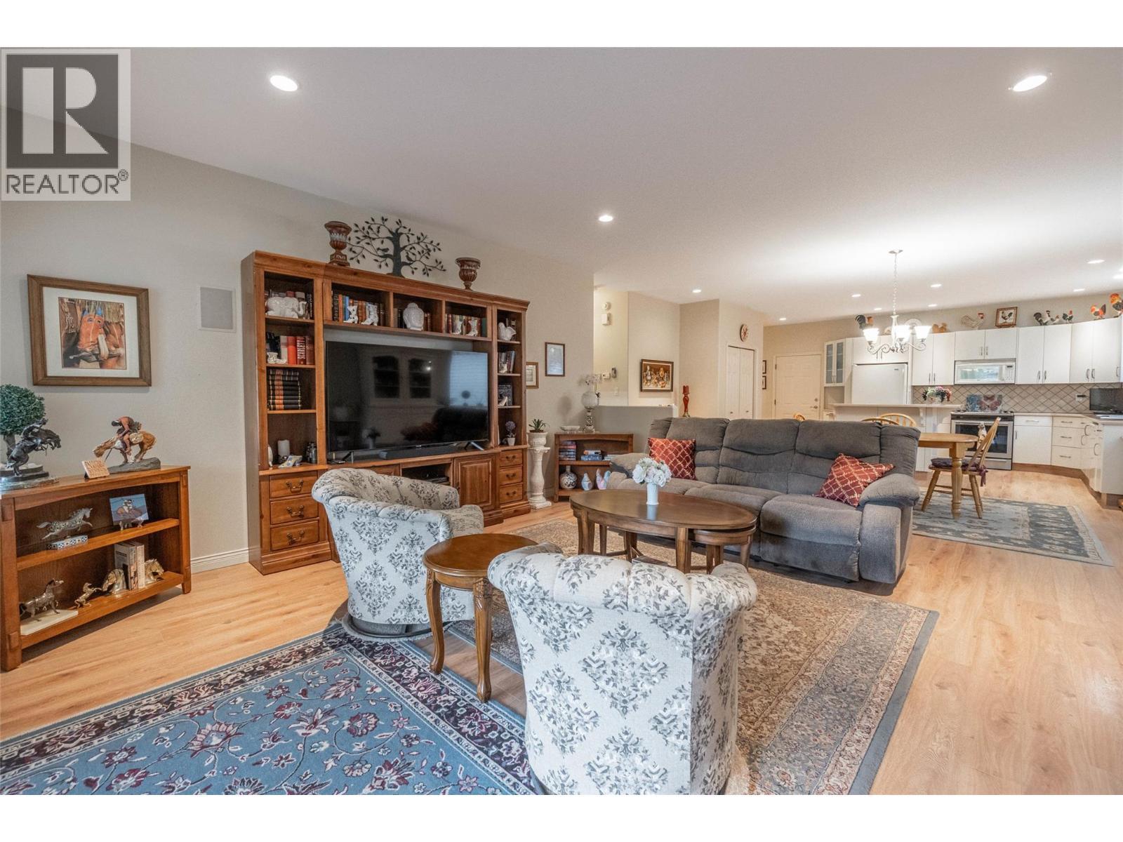 6676 Oxbow Crescent, Oliver, BC - Indoor Photo Showing Living Room