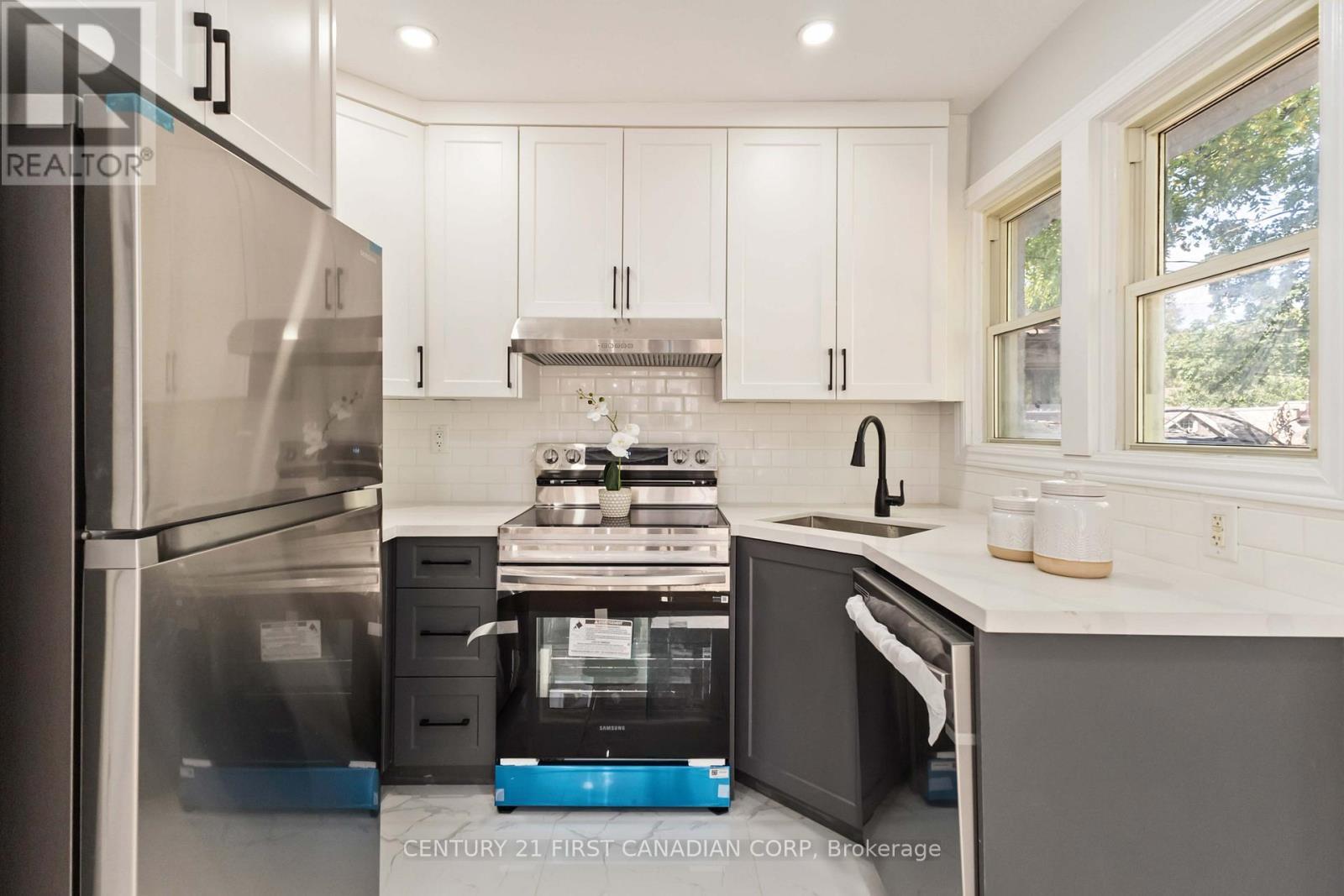 122 Windsor Crescent, London South (South F), ON - Indoor Photo Showing Kitchen With Upgraded Kitchen