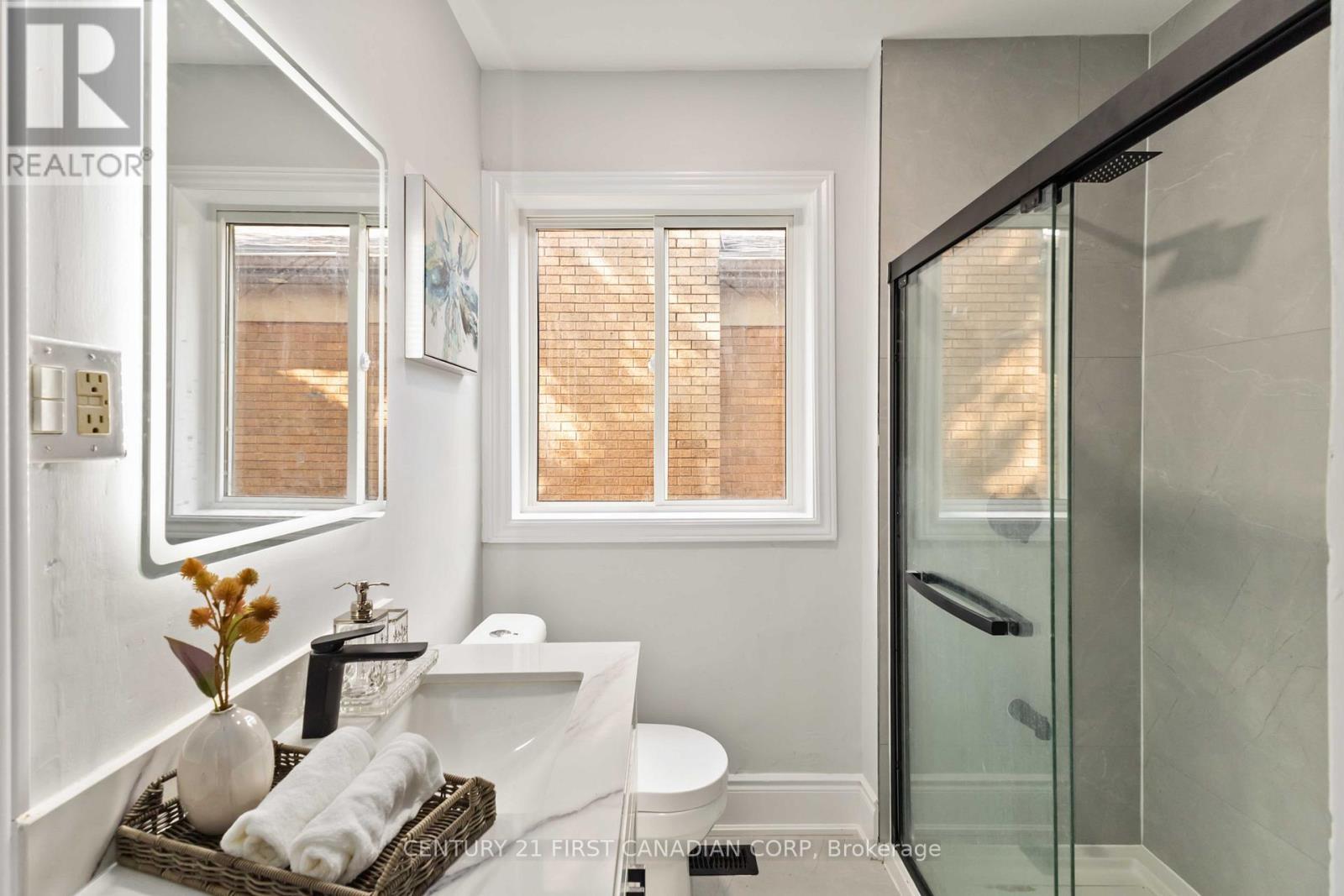 122 Windsor Crescent, London South (South F), ON - Indoor Photo Showing Bathroom