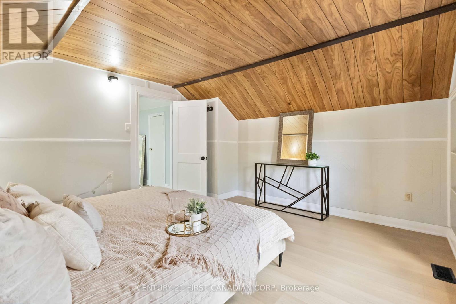 122 Windsor Crescent, London South (South F), ON - Indoor Photo Showing Bedroom